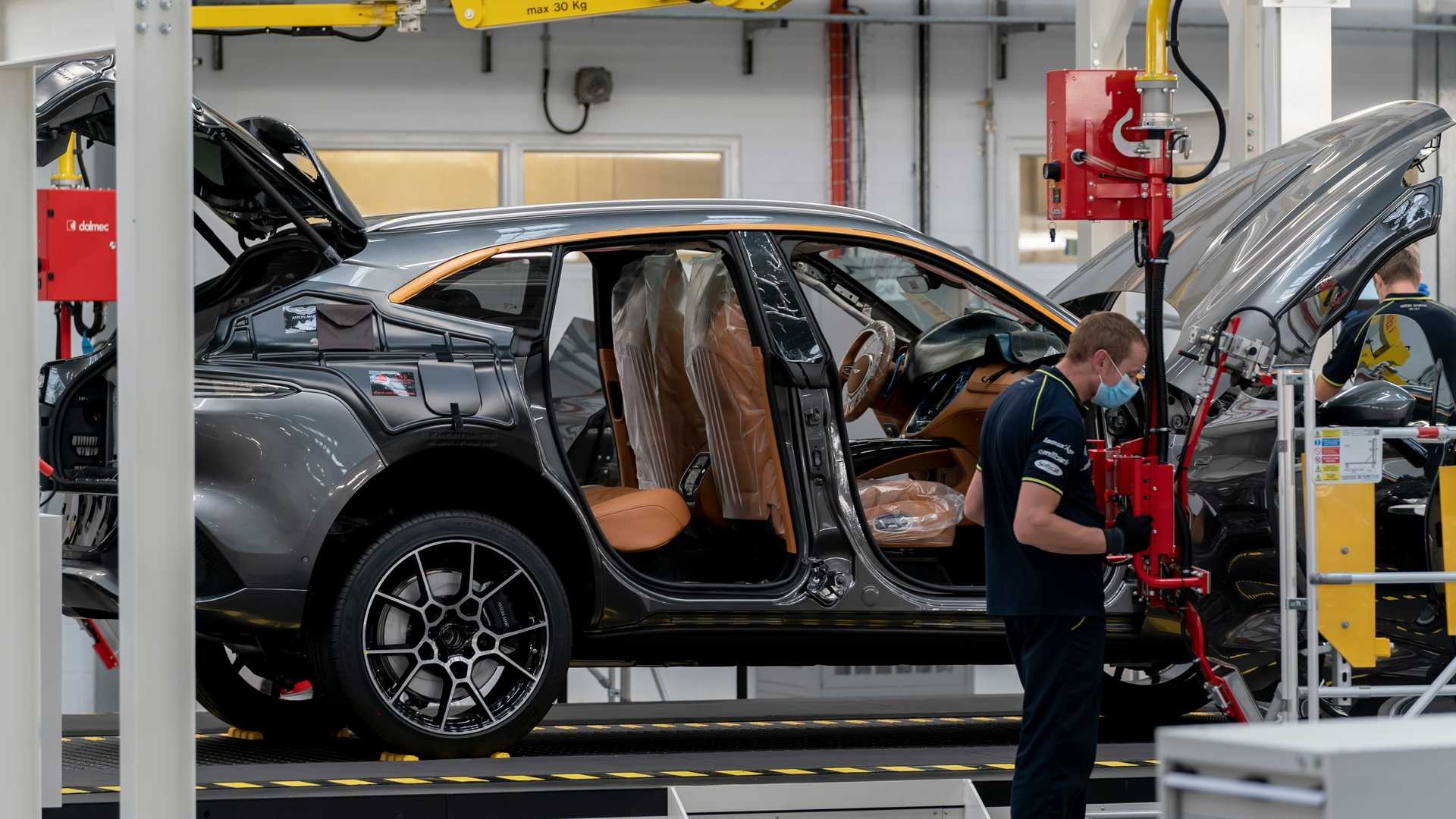 Aston Martin bat dau san xuat SUV dau tien anh 4