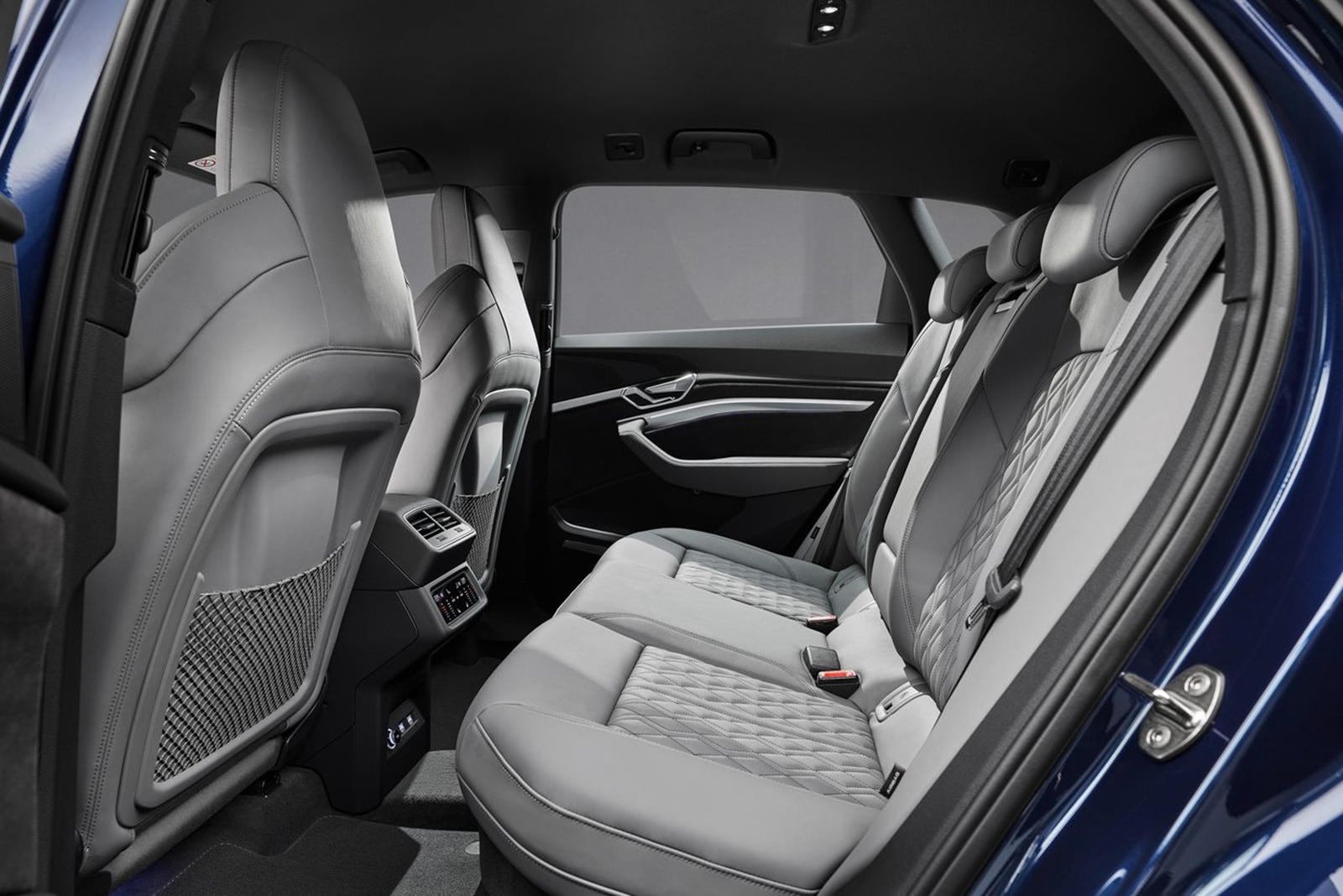 Audi ra phiên bản e-tron Black Edition 2021 ảnh 7 Audi ra phien ban e-tron Black Edition 2021 anh 7