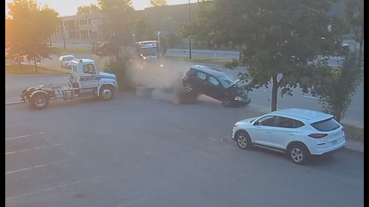 Doi mat xe dau keo, hai oto con gap nan hinh anh