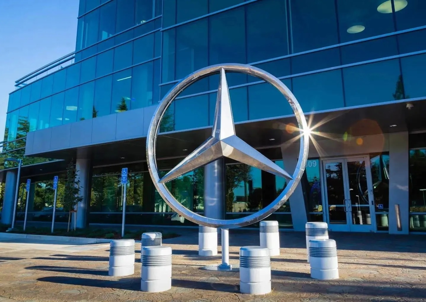 Daimler cat giam 10% nhan luc toan cau anh 2