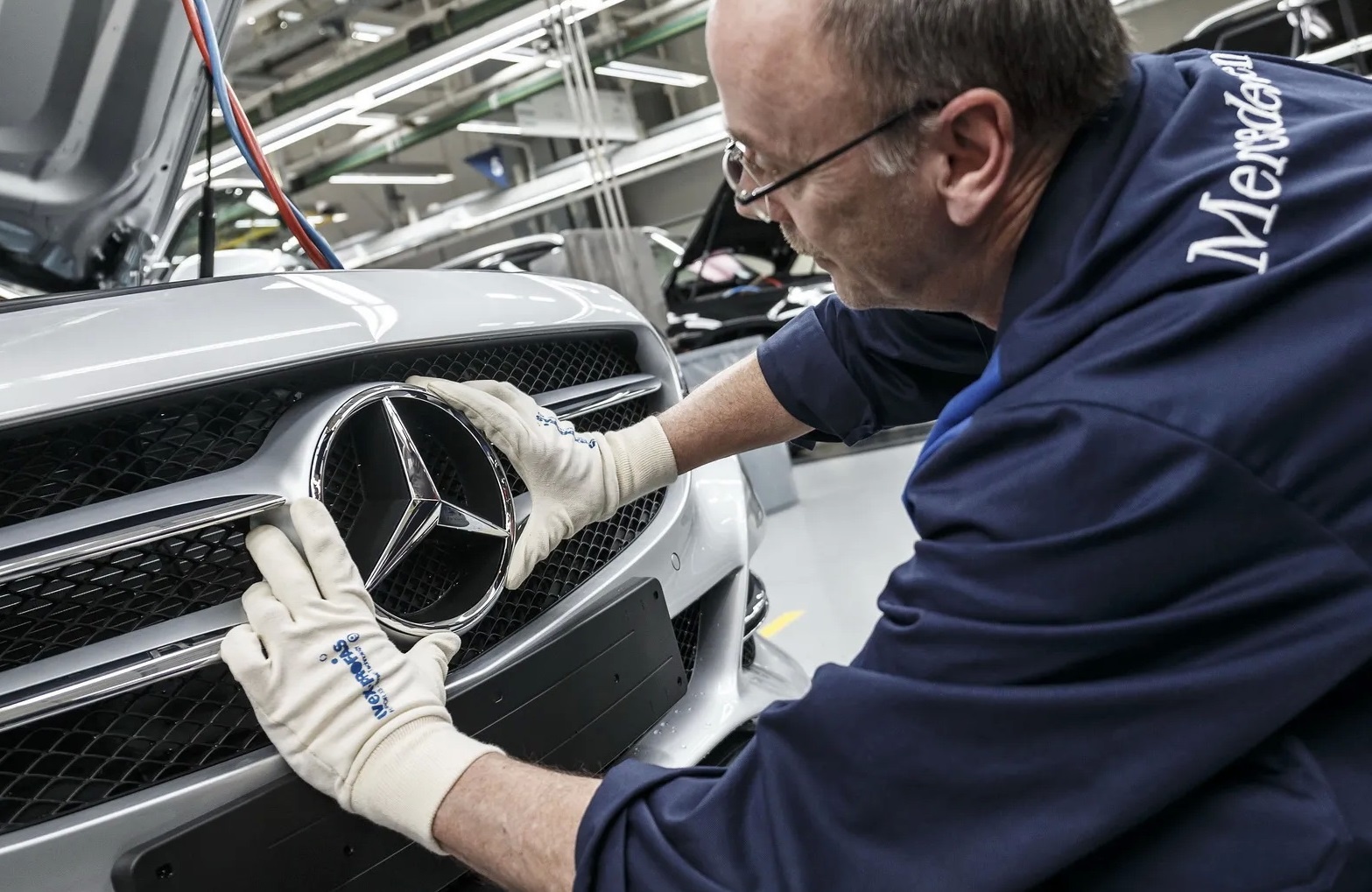 Gap kho khan, cong ty me cua Mercedes cat giam 10% nhan su toan cau hinh anh