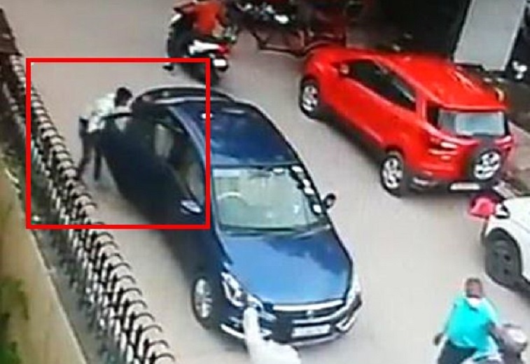 Dan xep trom do tren oto tai An Do hinh anh