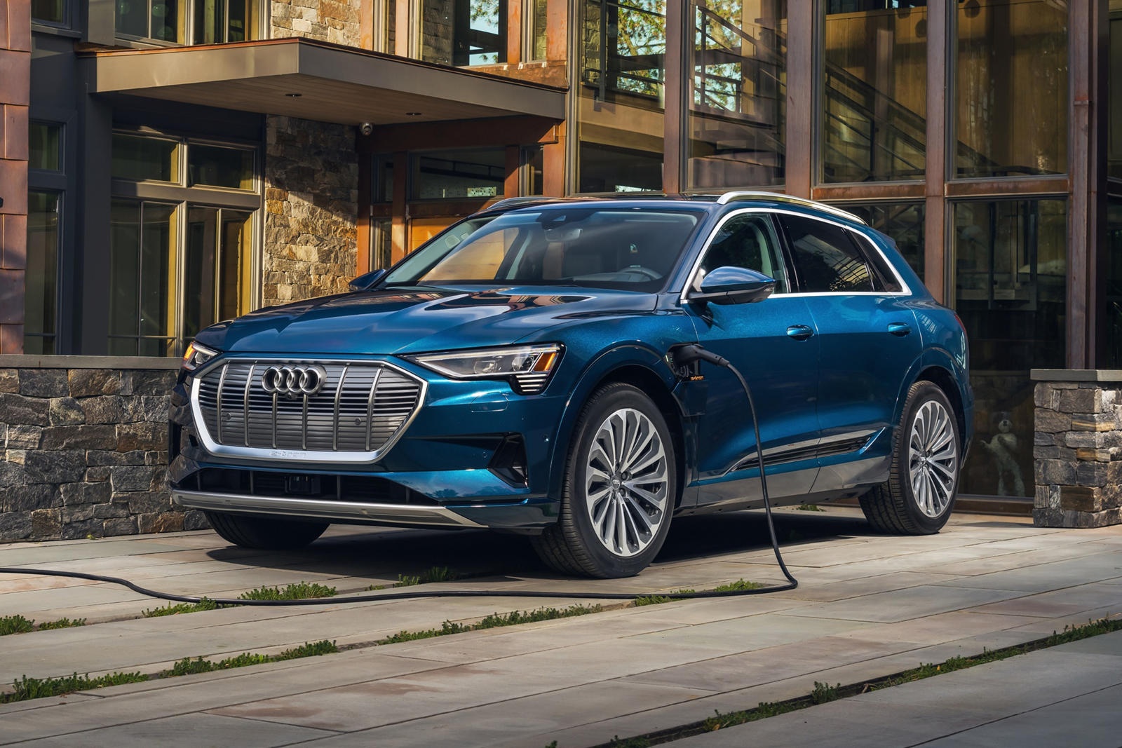 Audi e-tron 2021 re hon nhung lai nhieu cong nghe hon hinh anh