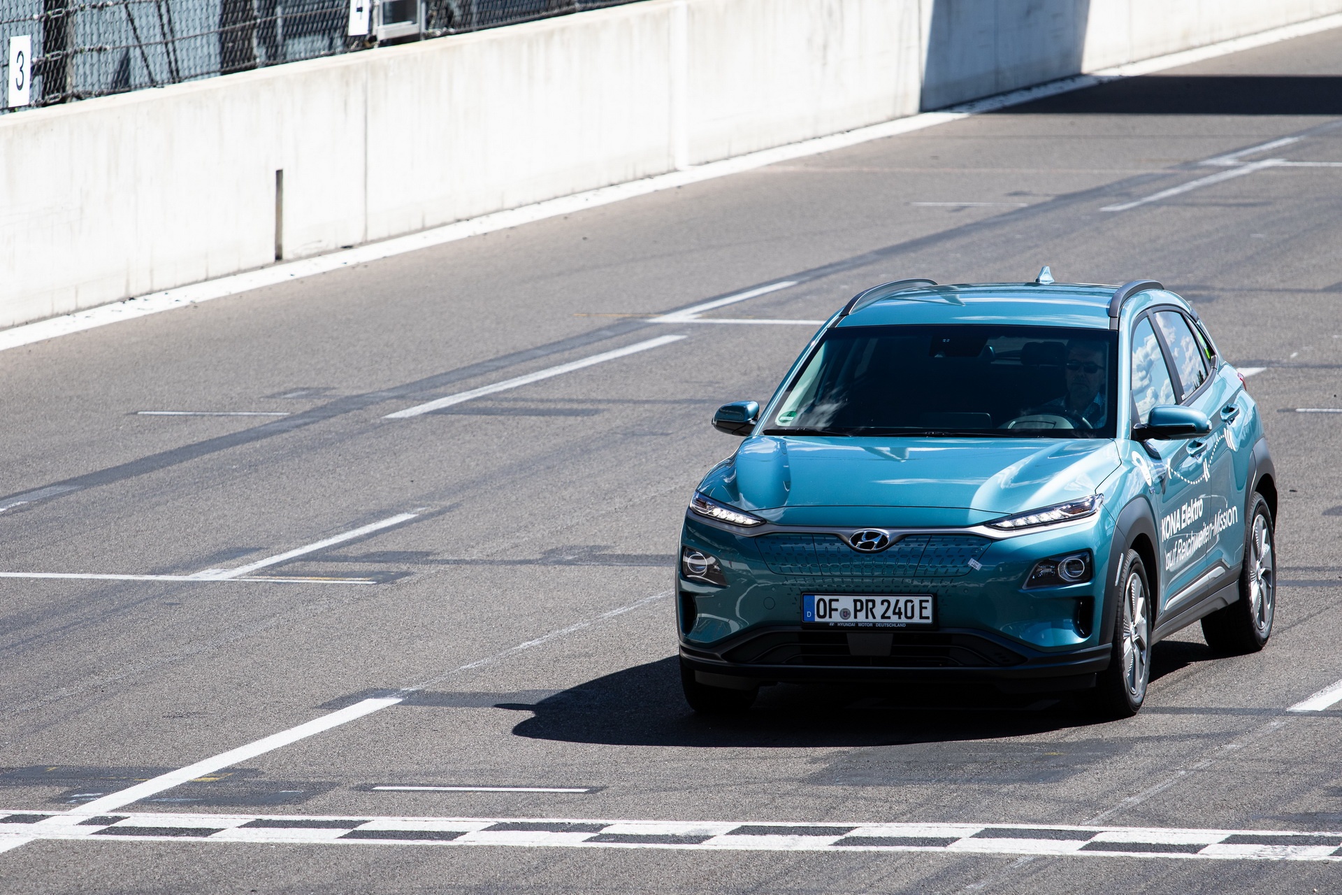 Hyundai Kona Electric chay tren 1.000 km sau moi lan sac day pin hinh anh