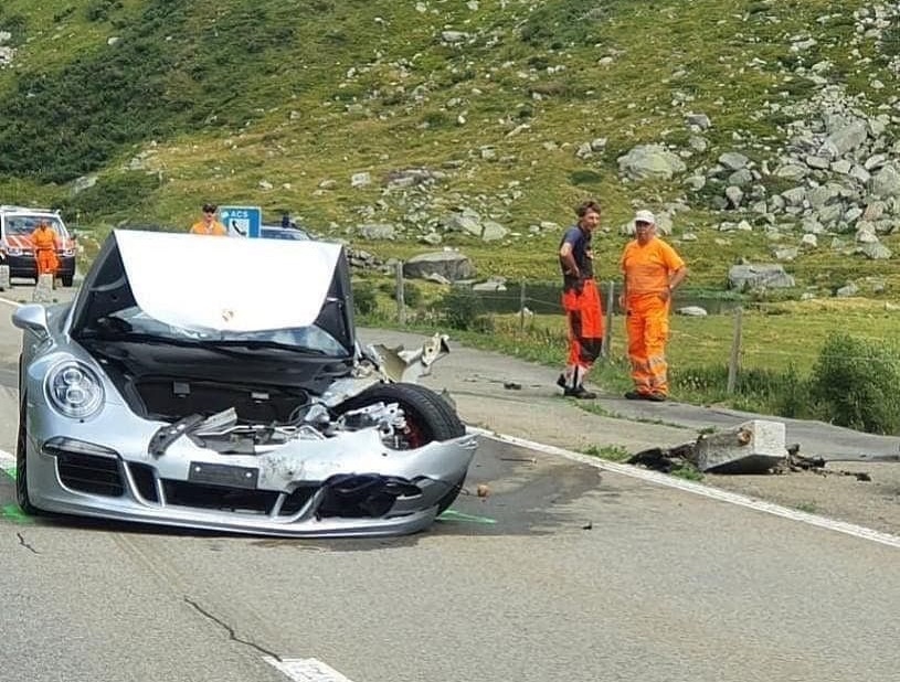 sieu xe Bugatti Chiron va cham voi Porsche 911 GTS anh 2