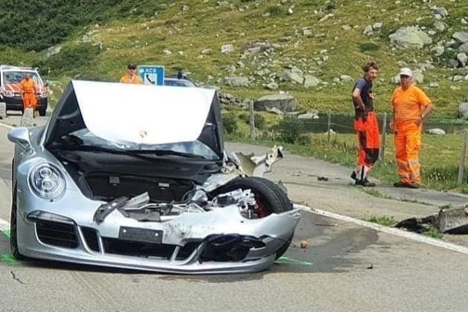 Sieu xe 3 trieu USD Bugatti Chiron va cham voi Porsche 911 GTS hinh anh