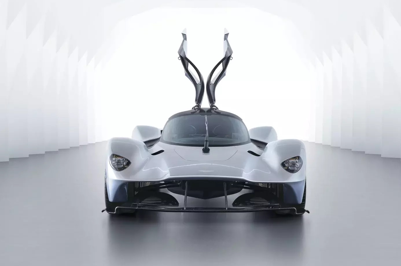 siêu xe Aston Martin Valkyrie gặp khó ảnh 1 sieu xe Aston Martin Valkyrie gap kho anh 1