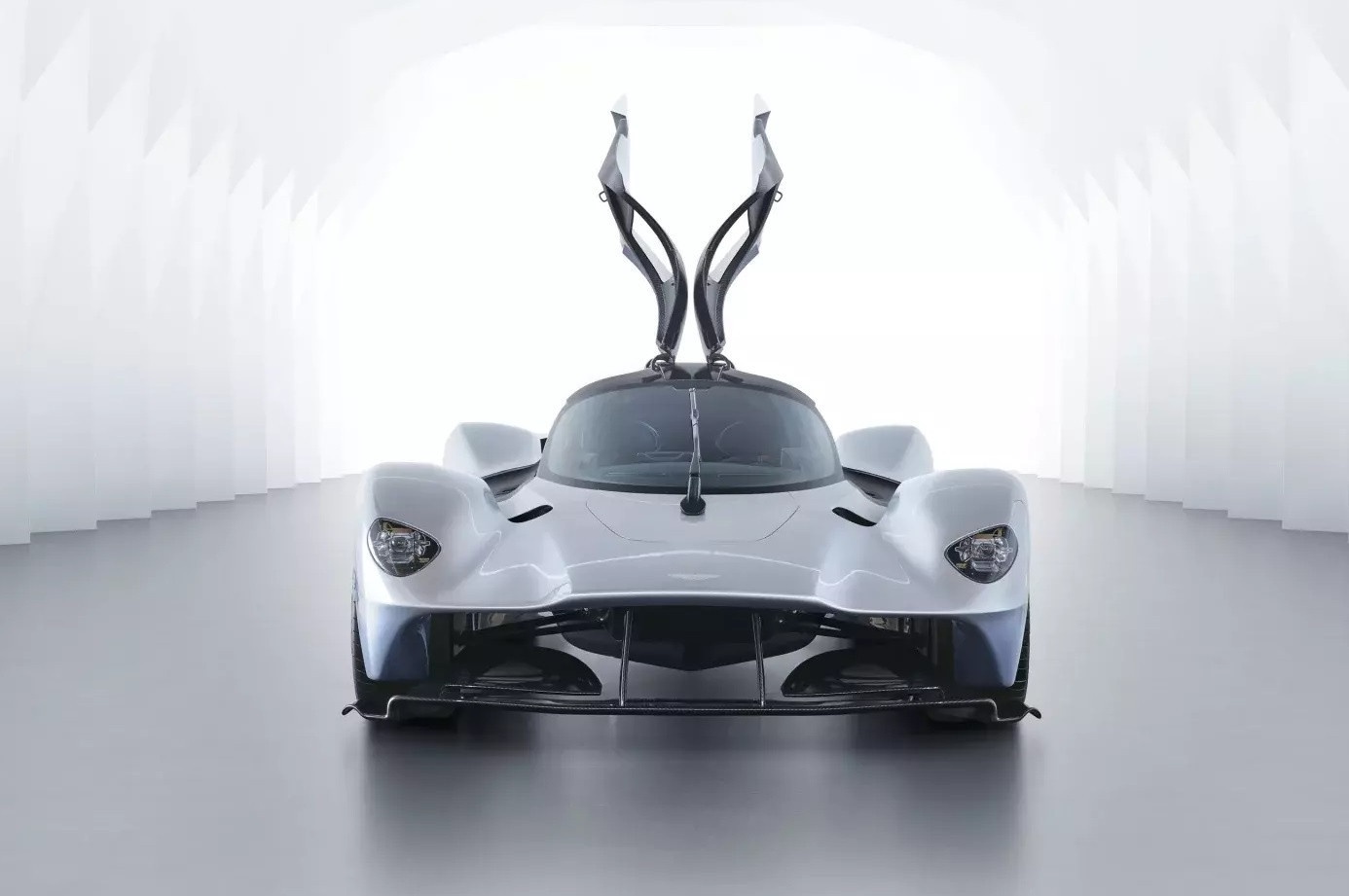 Sieu xe cong suat lon Aston Martin Valkyrie gap kho hinh anh