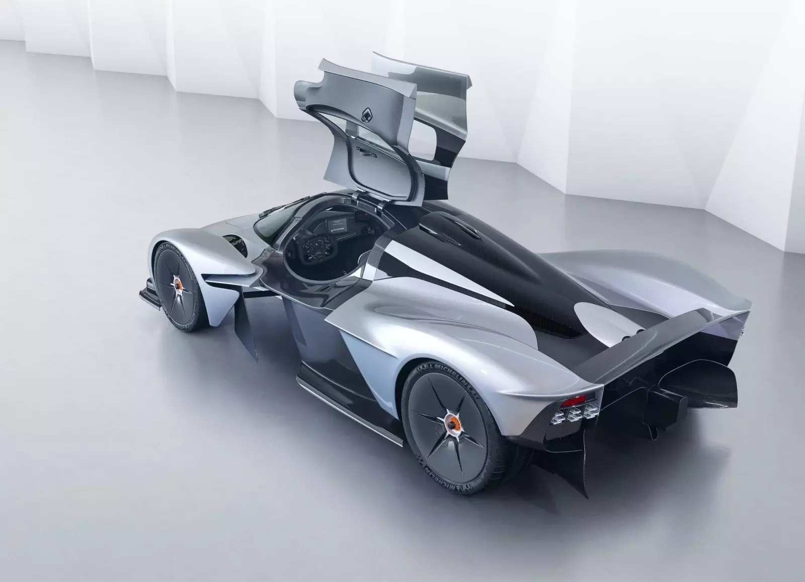 siêu xe Aston Martin Valkyrie gặp khó ảnh 9 sieu xe Aston Martin Valkyrie gap kho anh 9