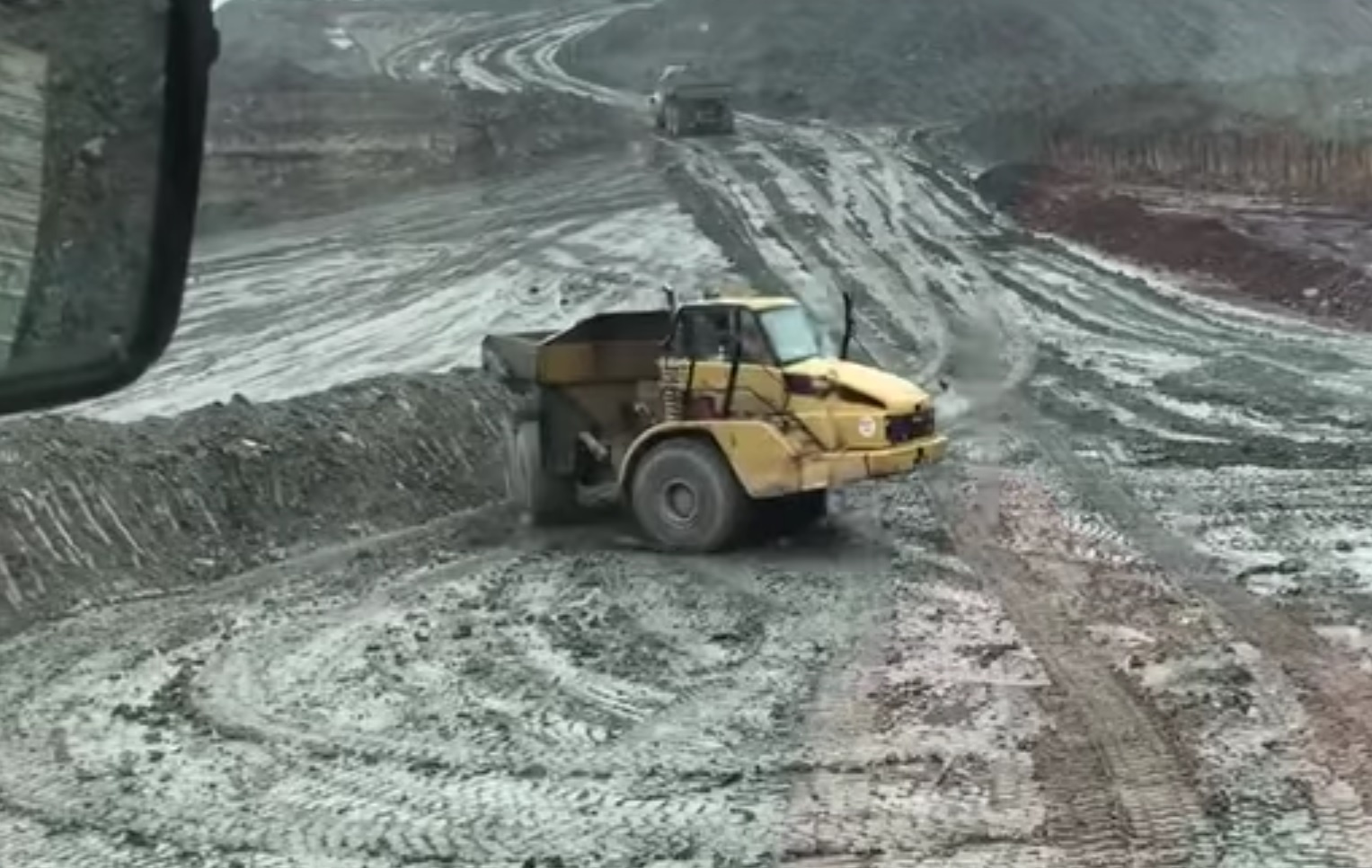 Tai xe Anh drift xe tai hang nang hinh anh