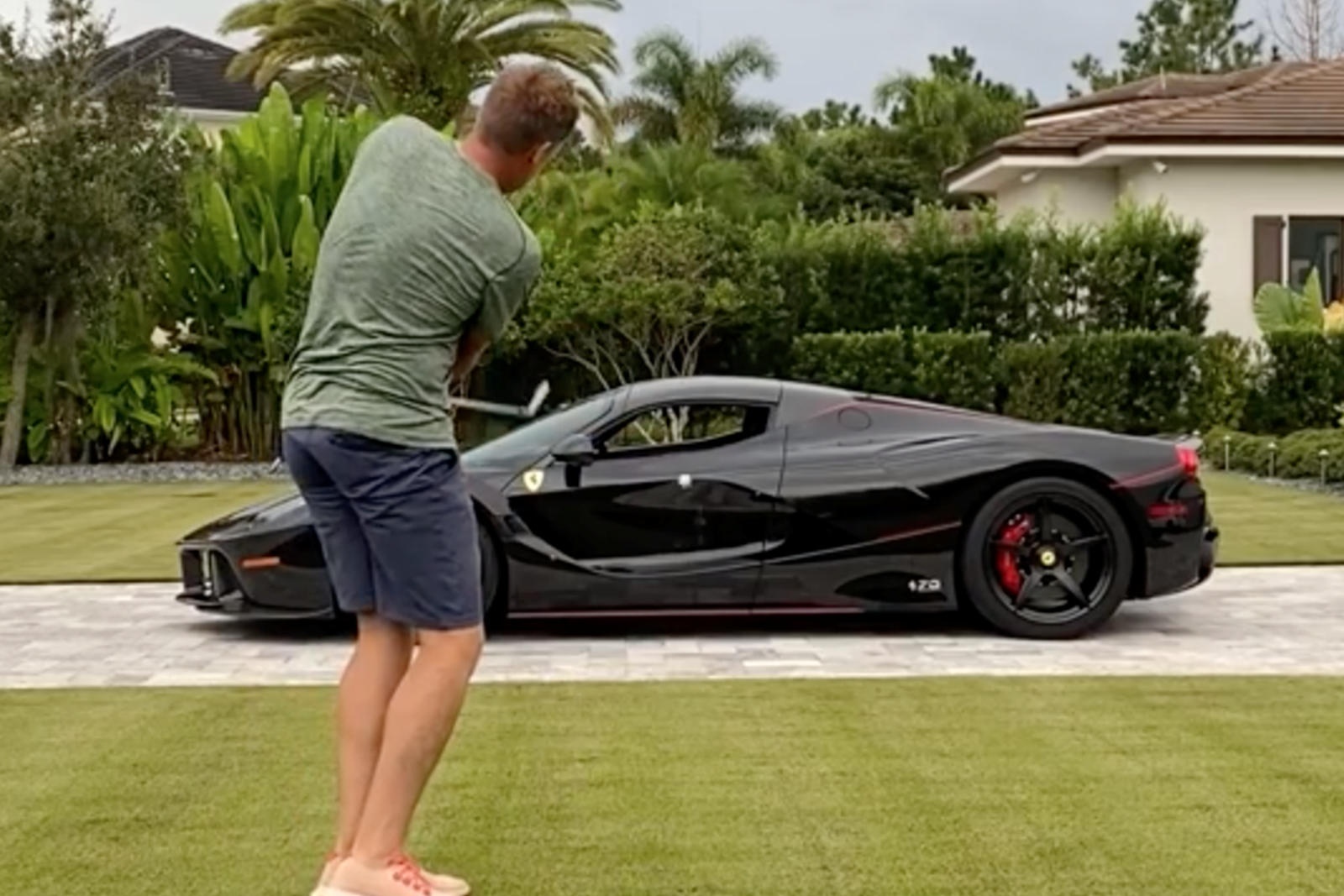 Danh bong golf xuyen qua cua so sieu xe Ferrari LaFerrari hinh anh
