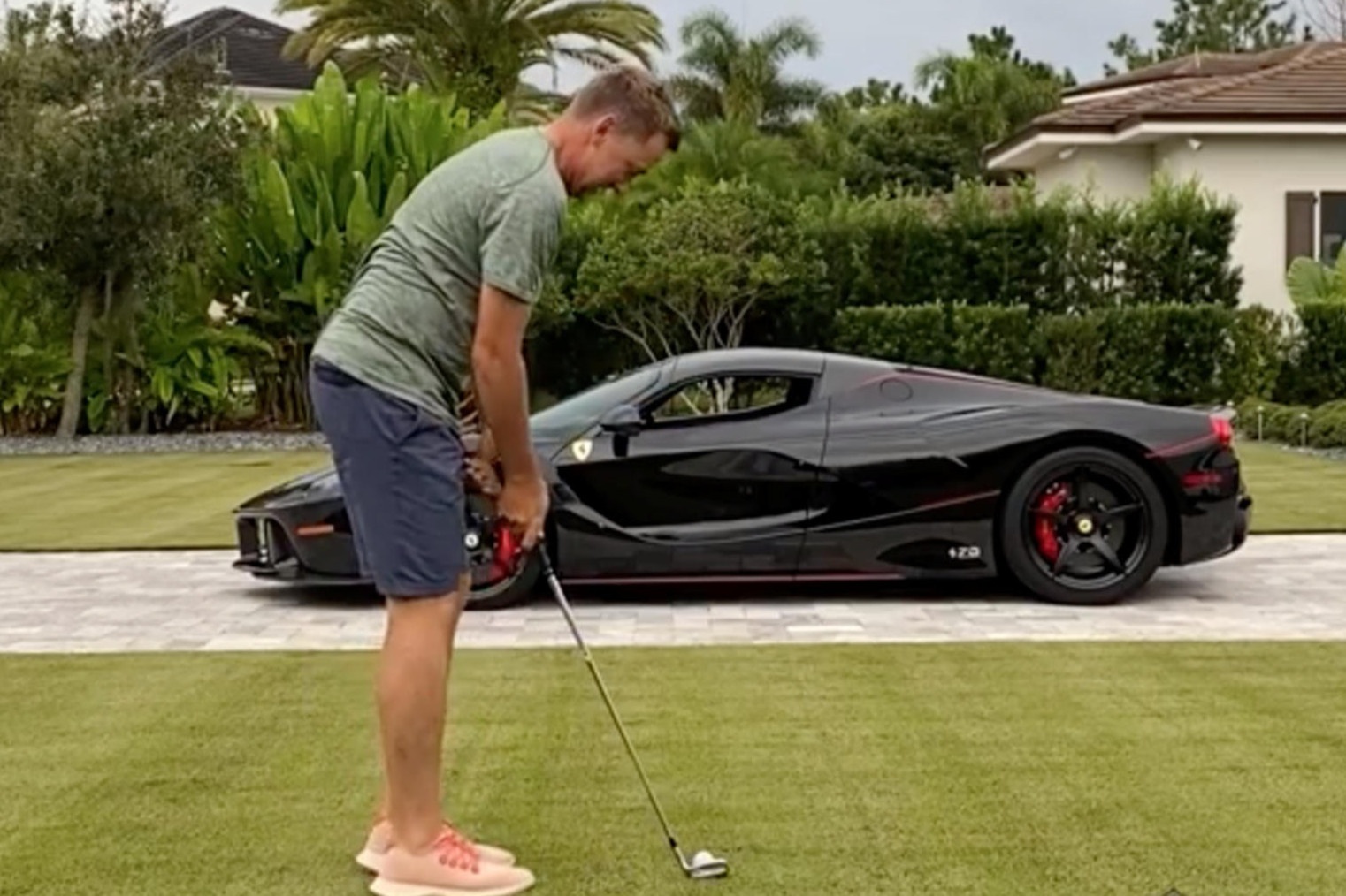 Danh bong golf xuyen qua cua so sieu xe 4,9 trieu USD hinh anh