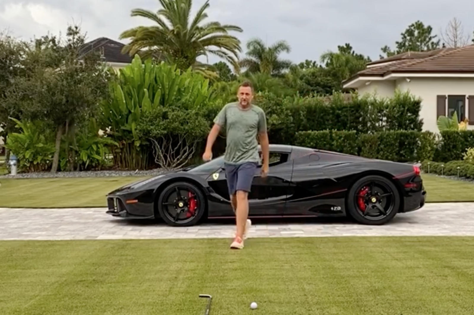 đánh bóng golf xuyên qua siêu xe  Ferrari LaFerrari ảnh 1 danh bong golf xuyen qua sieu xe  Ferrari LaFerrari anh 1