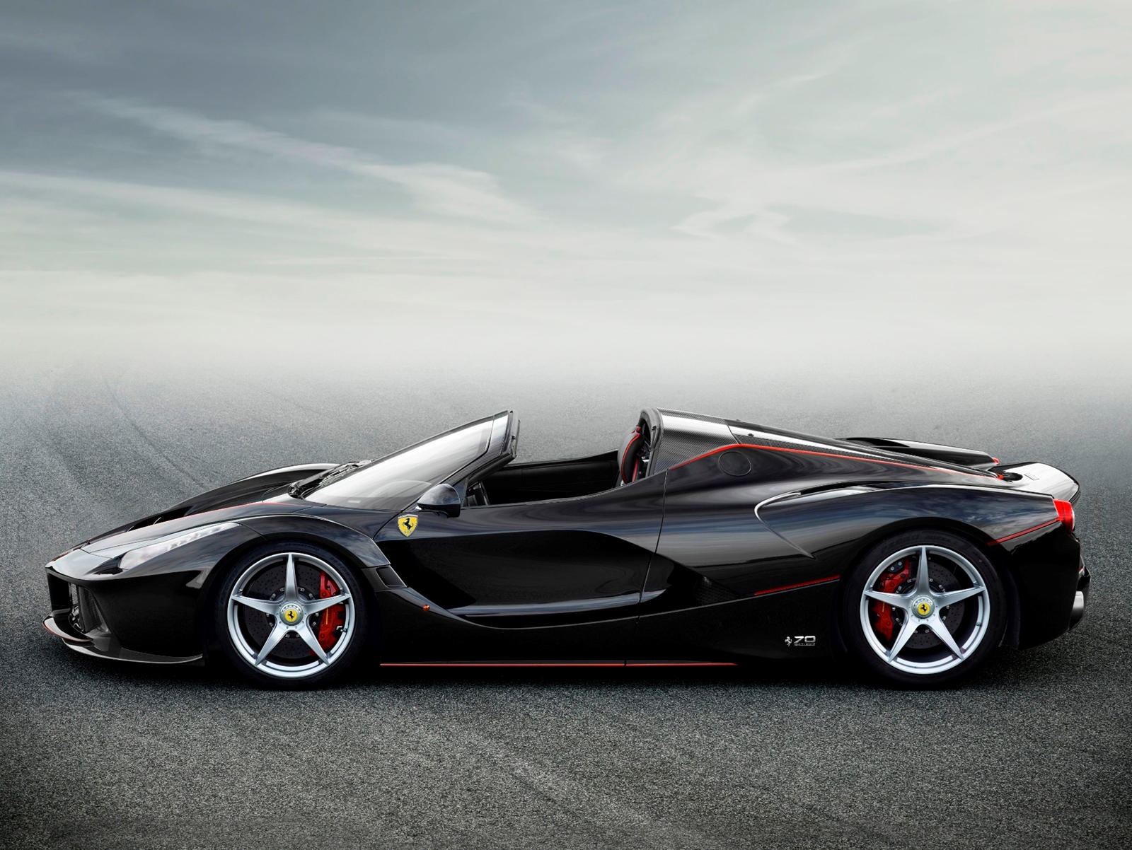 đánh bóng golf xuyên qua siêu xe  Ferrari LaFerrari ảnh 2 danh bong golf xuyen qua sieu xe  Ferrari LaFerrari anh 2