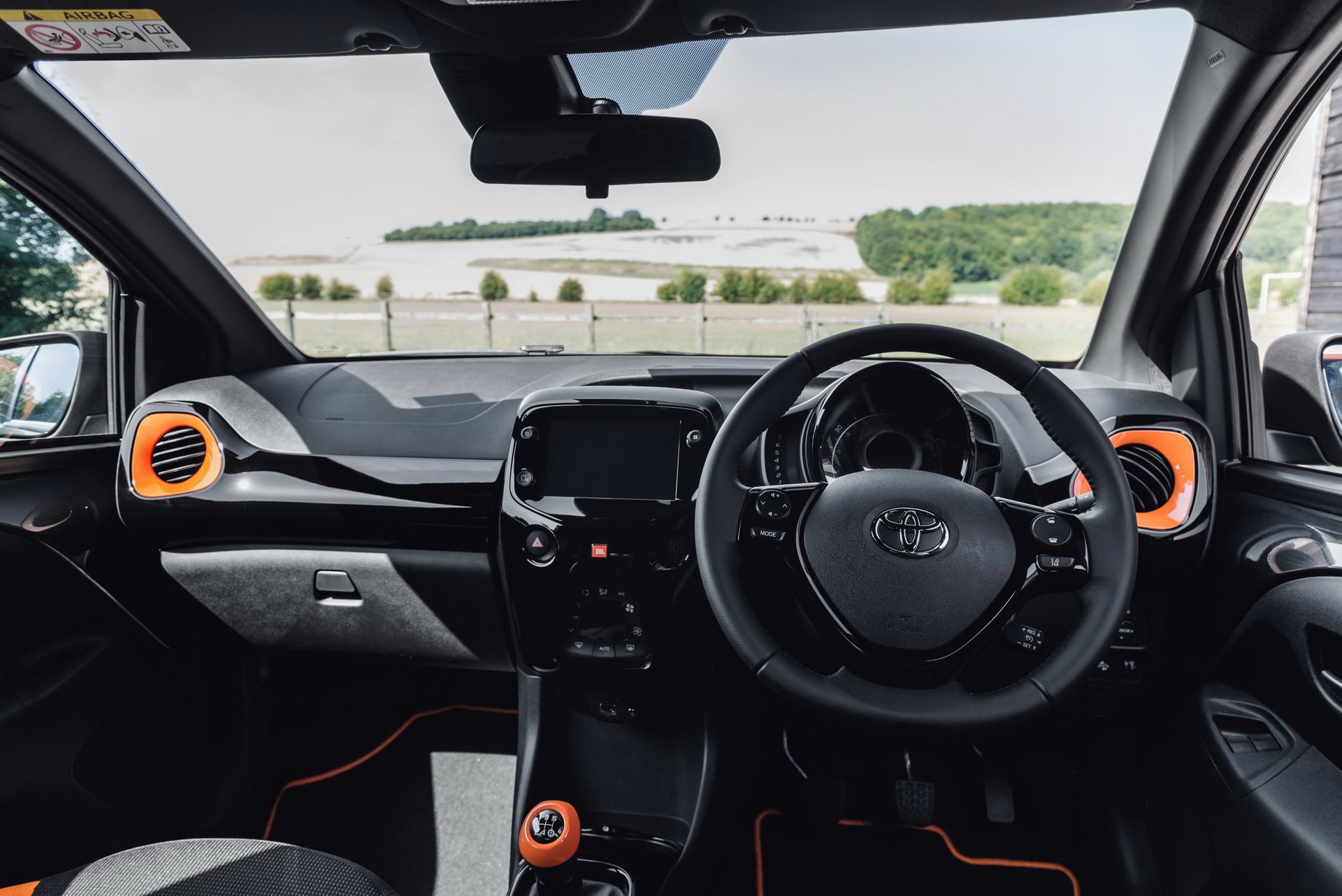 Toyota Aygo JBL Edition danh cho tin do am nhac anh 11