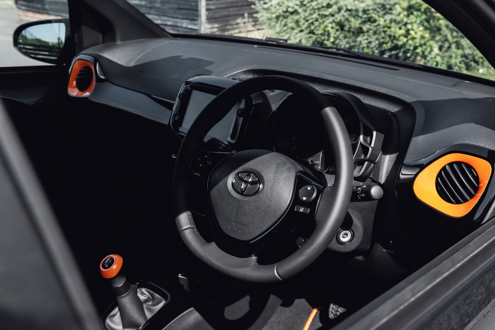 Toyota Aygo JBL Edition danh cho tin do am nhac anh 9