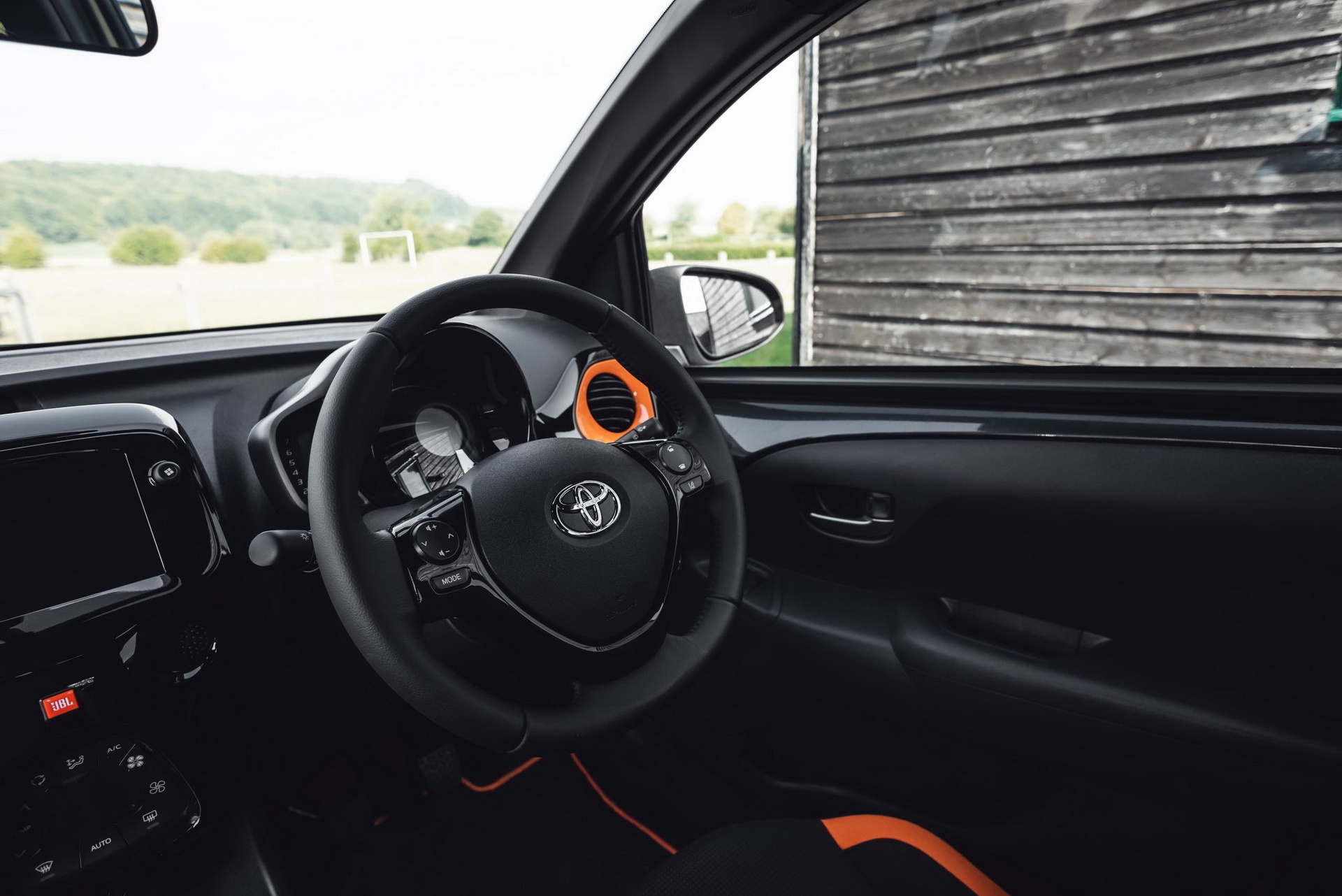 Toyota Aygo JBL Edition danh cho tin do am nhac anh 8