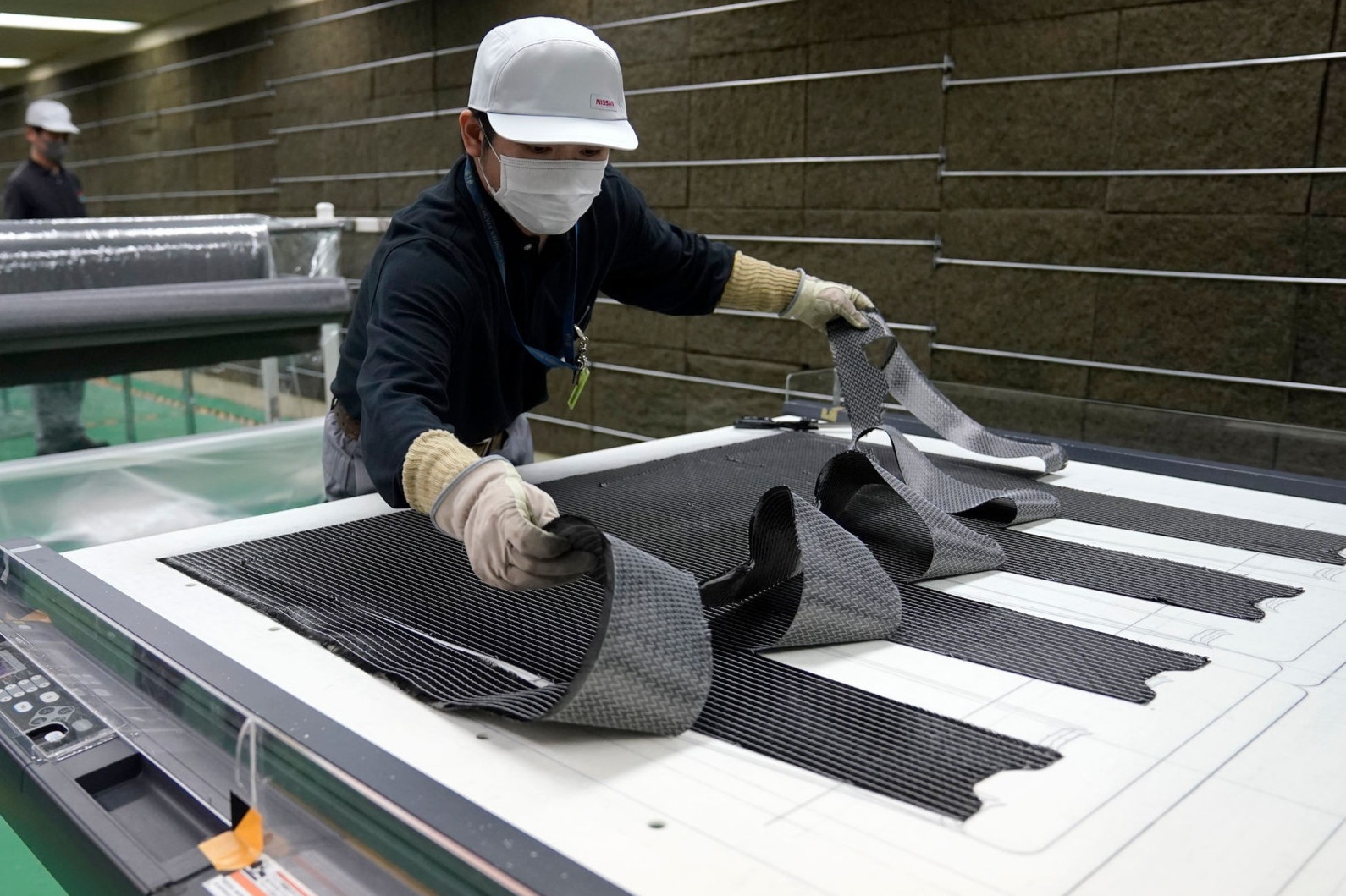 Soi carbon sap duoc su dung tren oto pho thong hinh anh