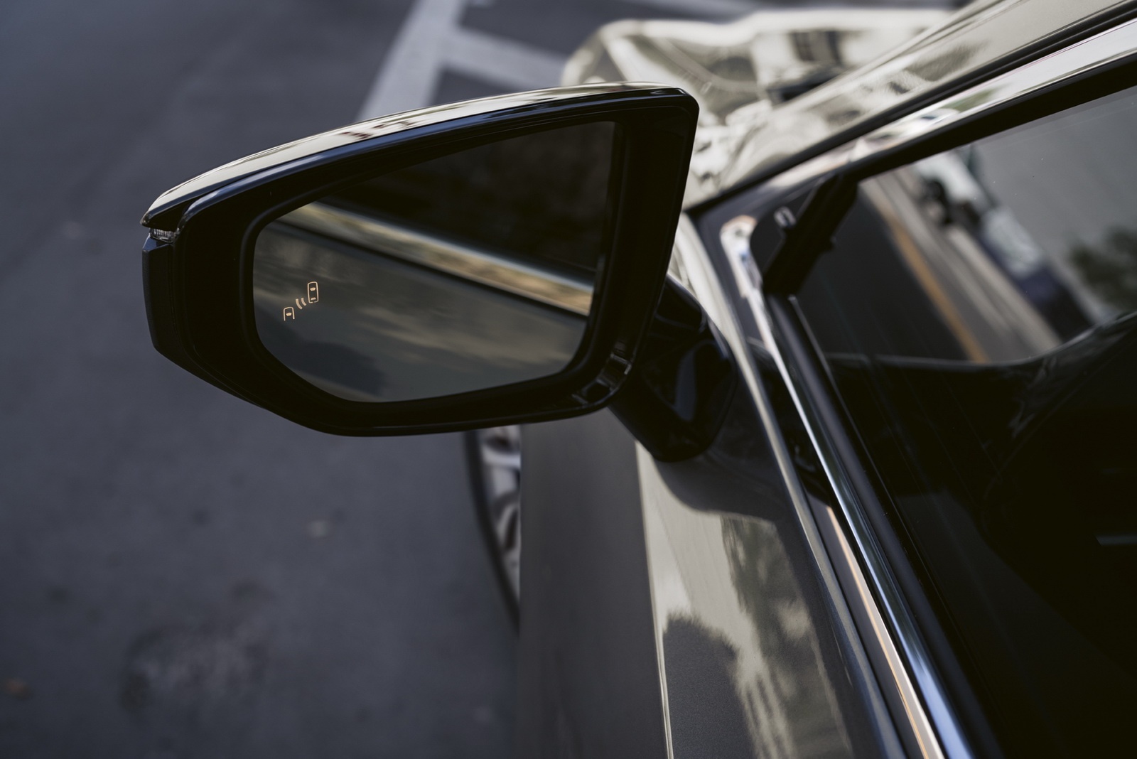 Lexus ra mat phien ban cao cap ES 300h Premium Edition anh 2