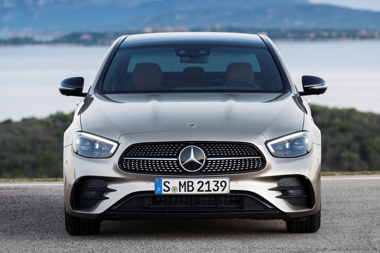 Mercedes E-Class 2021 co gia dat nhat 112.450 USD hinh anh