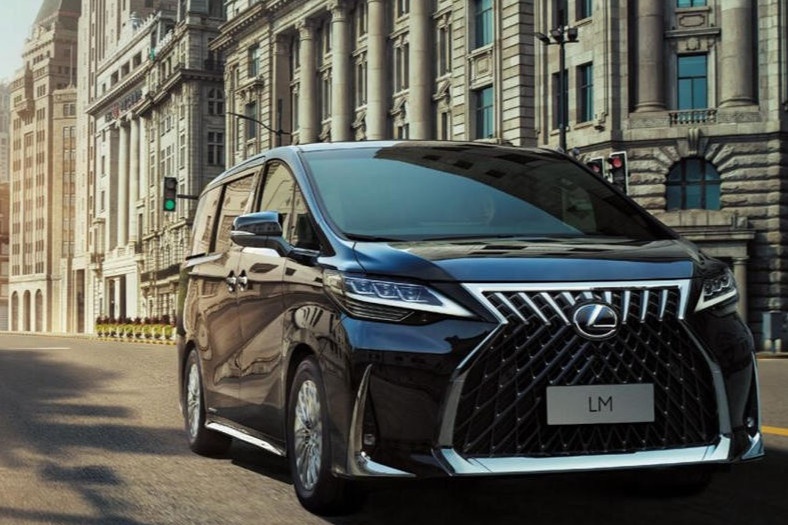 Lexus LM dat ngang Bentley Flying Spur hinh anh