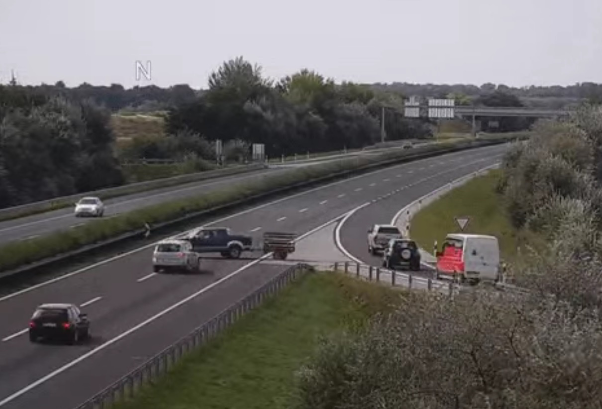 Tai xe tra gia vi lai xe lo denh tren cao toc hinh anh