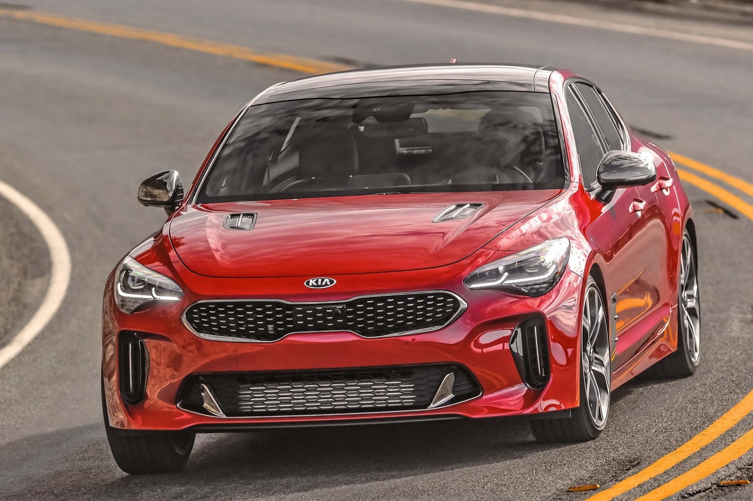 Kia Stinger doi mat voi tuong lai bat dinh hinh anh