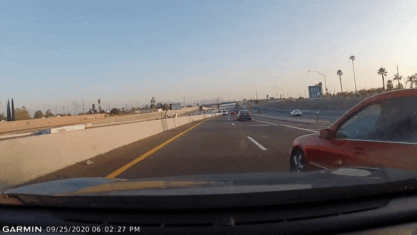 Mercedes C-Class dam vao dai phan cach tren cao toc roi boc chay hinh anh