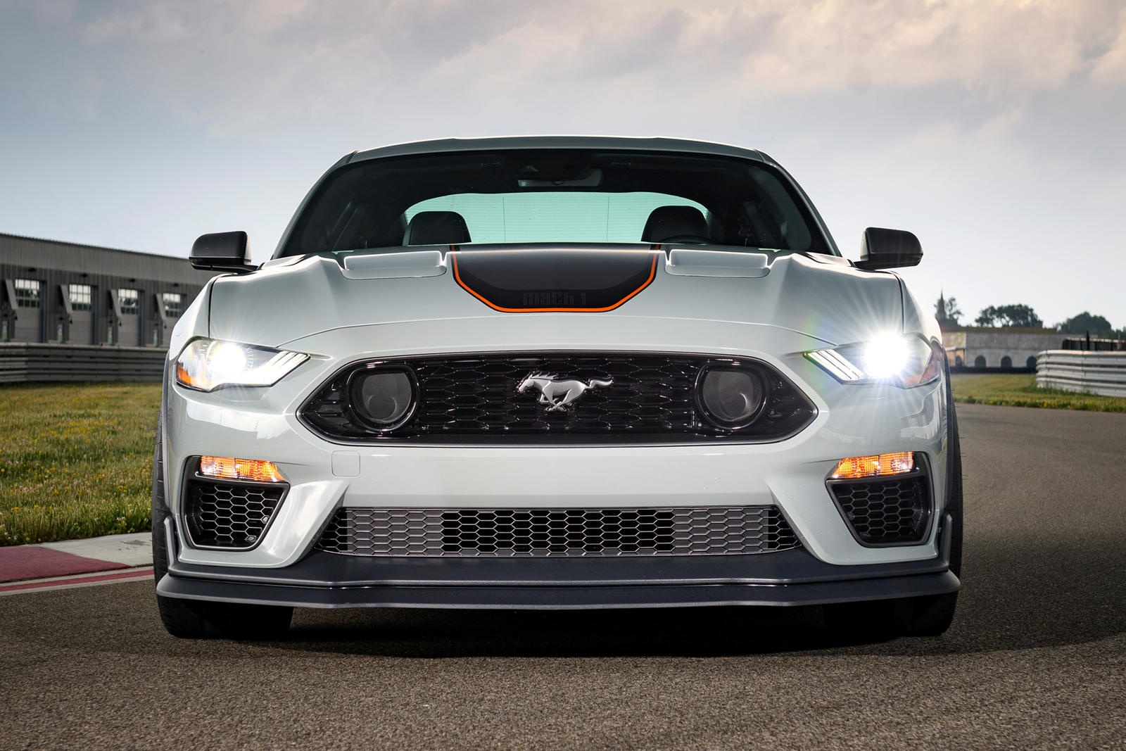 Mustang Mach 1 được bán đại trà ảnh 7 Mustang Mach 1 duoc ban dai tra anh 7