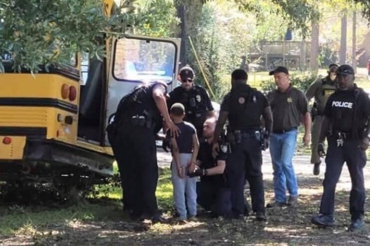 Hoc sinh 11 tuoi lay trom xe buyt hinh anh