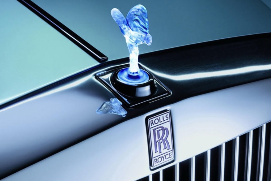Bieu tuong phat sang tren xe Rolls-Royce bi cam tai chau Au hinh anh