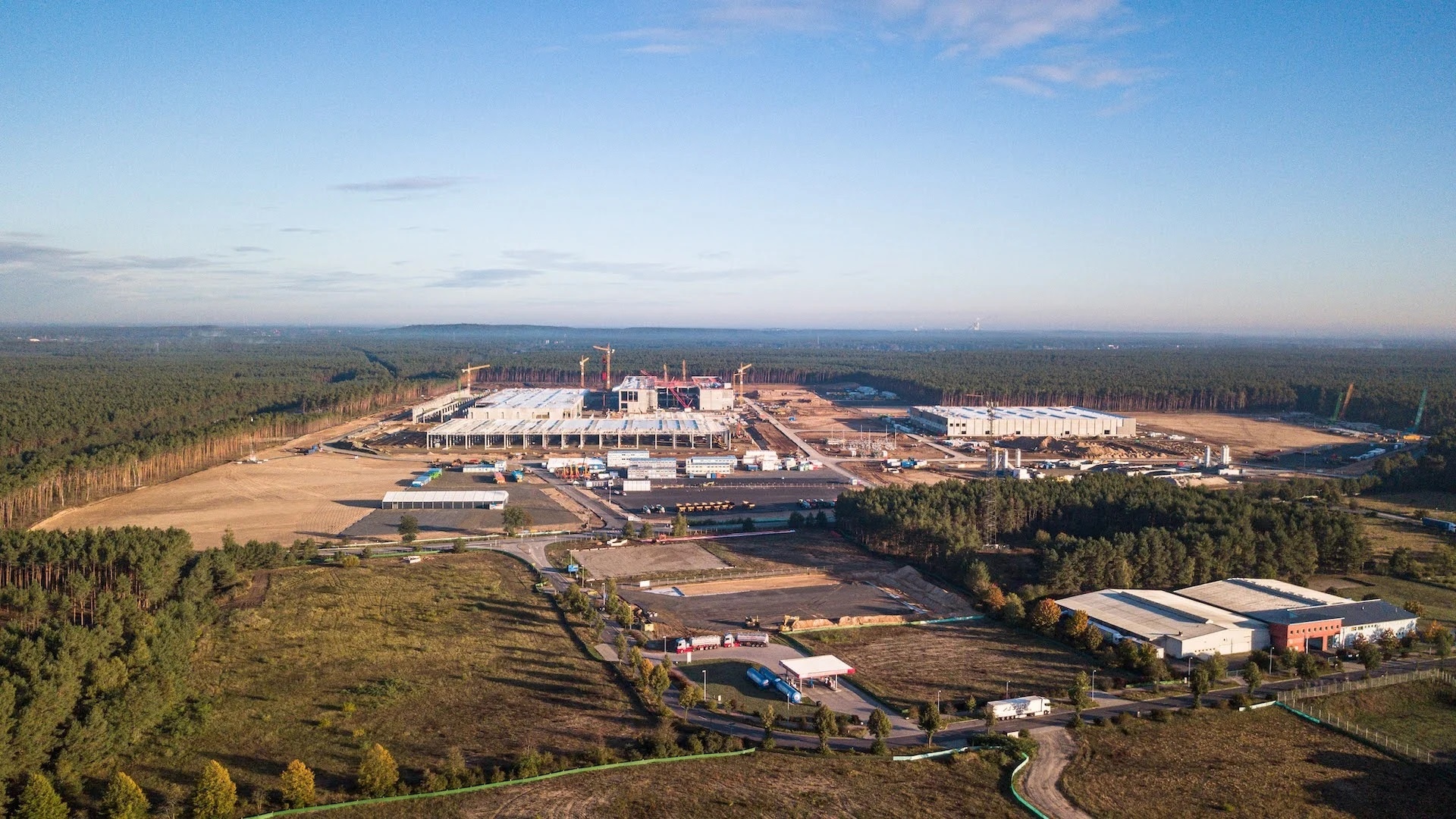 Nha may san xuat oto cua Tesla bi cat nuoc vi khong tra tien hinh anh