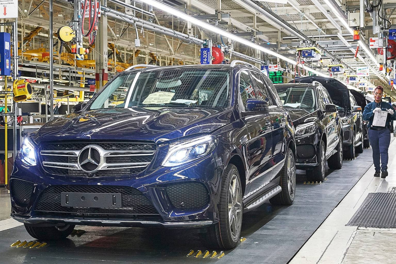 Mercedes-Benz gat hai doanh thu lon trong dai dich hinh anh