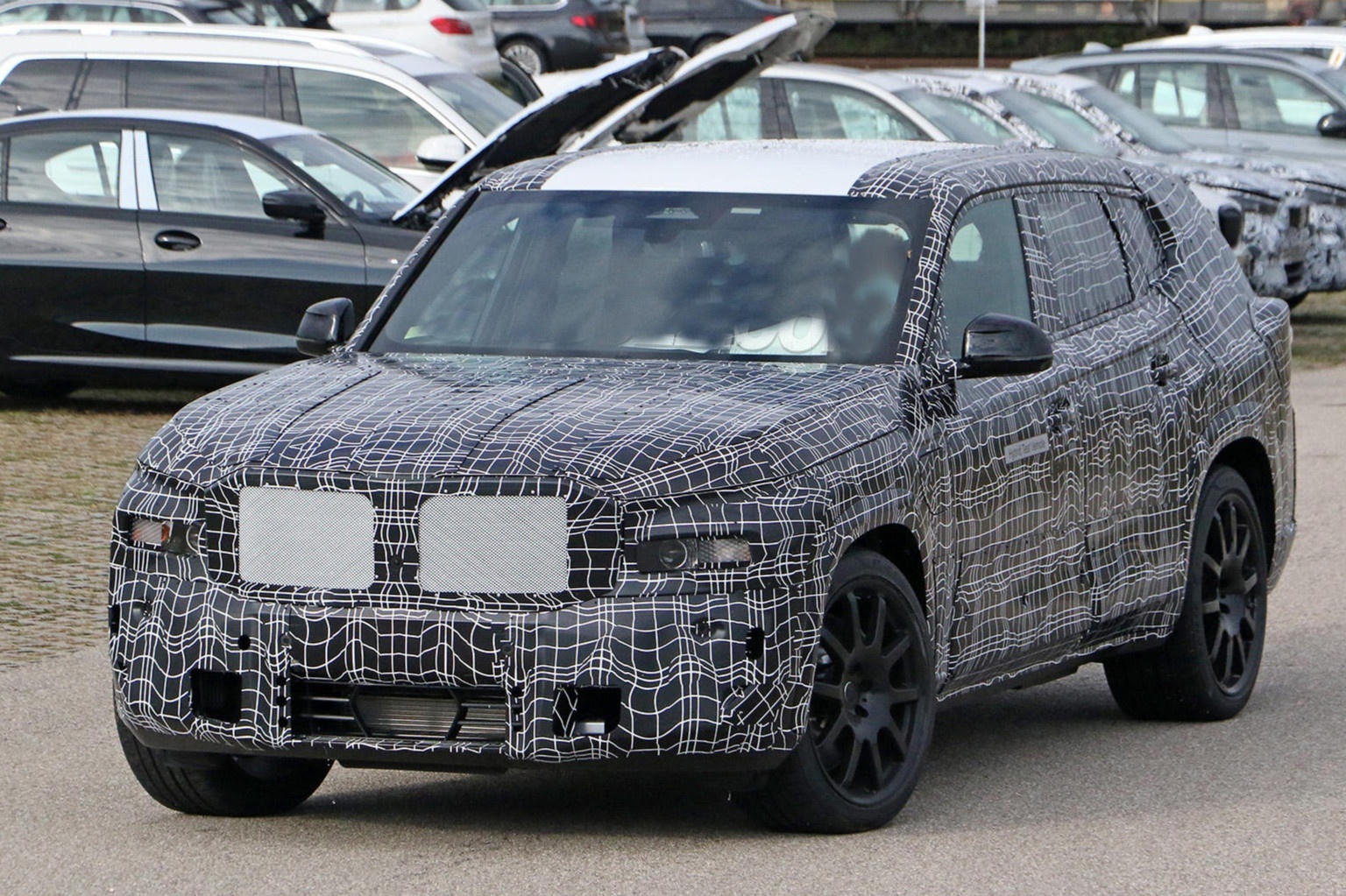 BMW se co SUV manh 750 ma luc? hinh anh