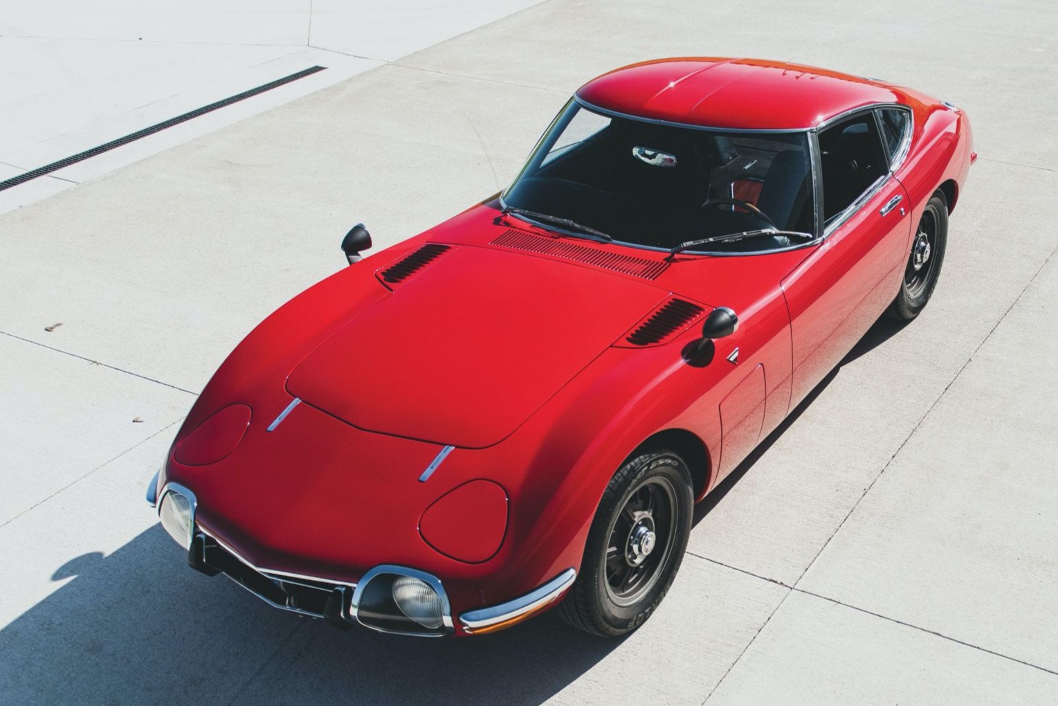 Toyota 2000GT doi 1967 duoc ban dau gia hon 900.000 USD hinh anh