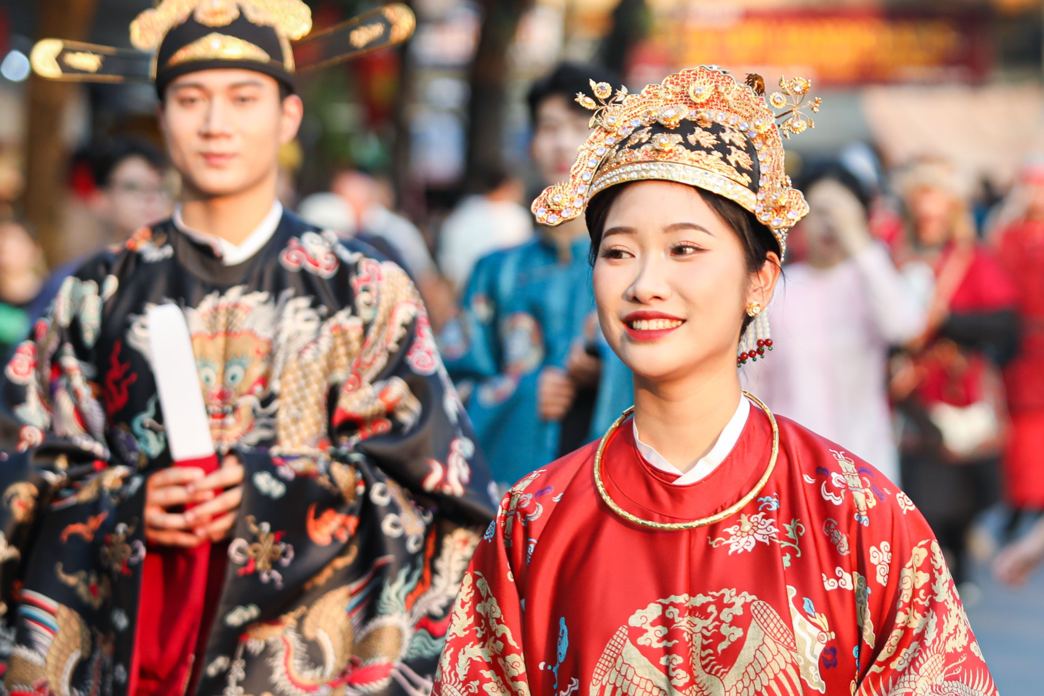 Cuoi ngua, dien co phuc Viet dieu hanh giua Ha Noi hinh anh