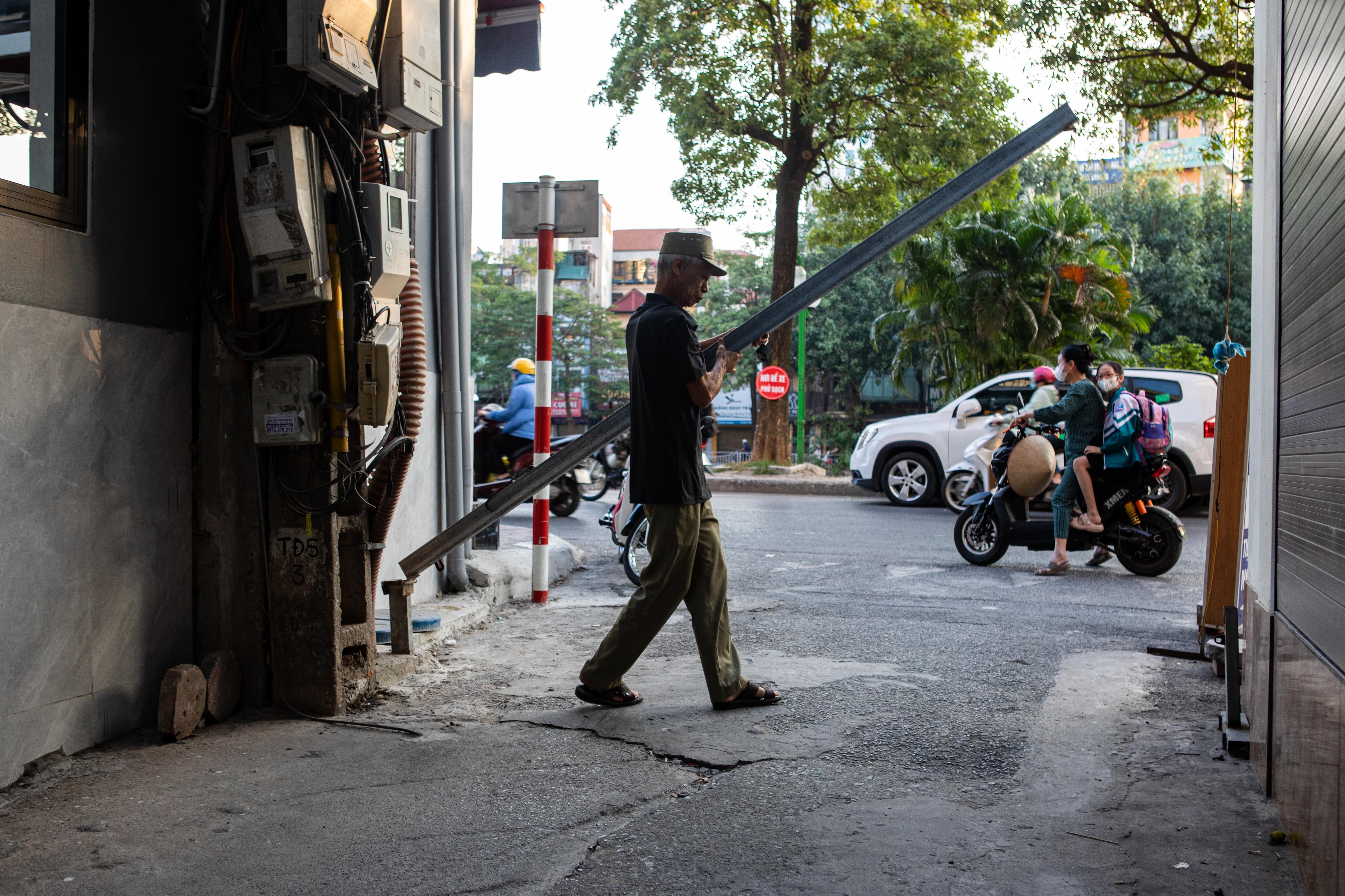 Dung rao chan xe may qua cac ngo nho trong gio cao diem o Ha Noi hinh anh