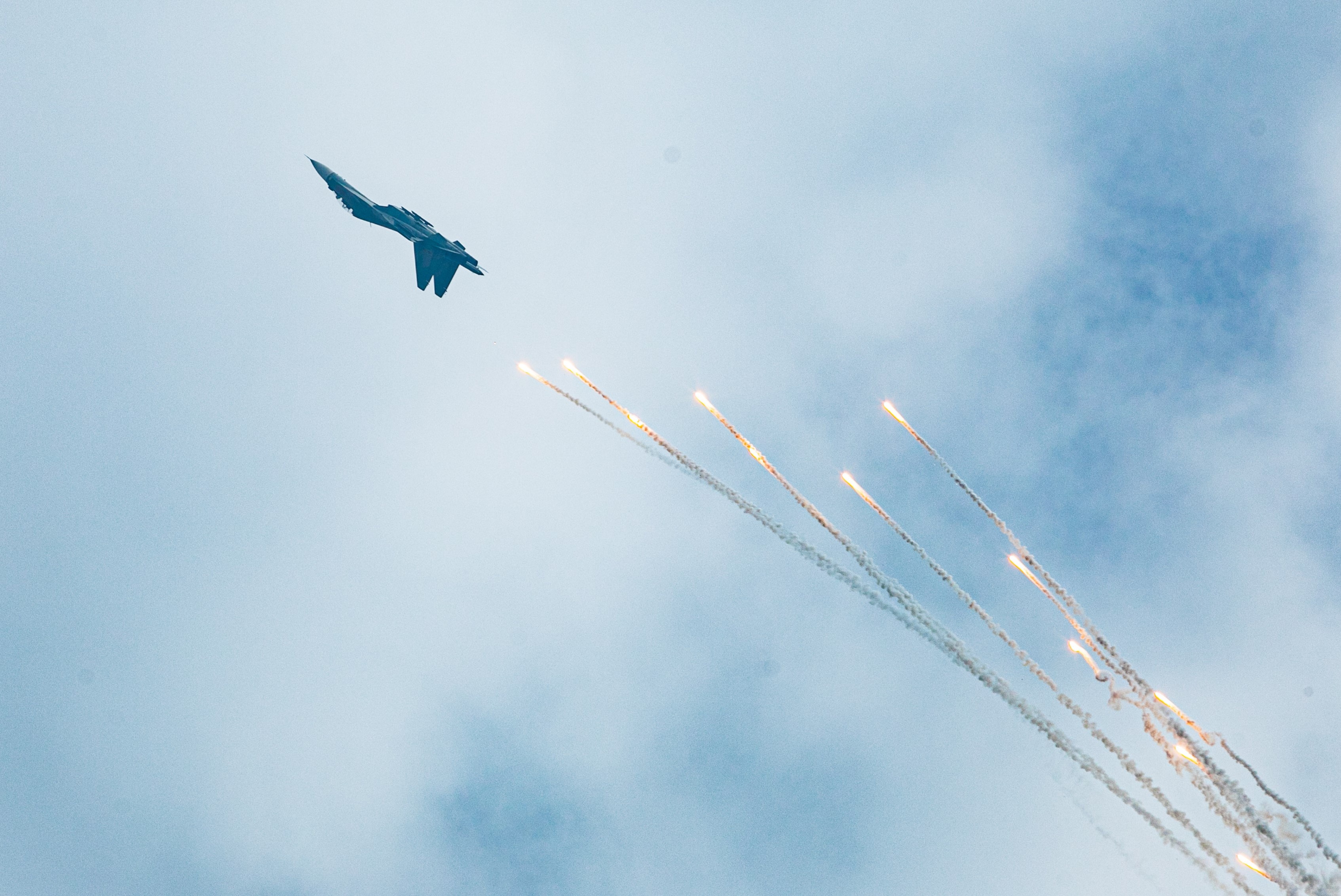 Chiem nguong tiem kich Su30-MK2 tha bay nhiet tren bau troi Ha Noi hinh anh