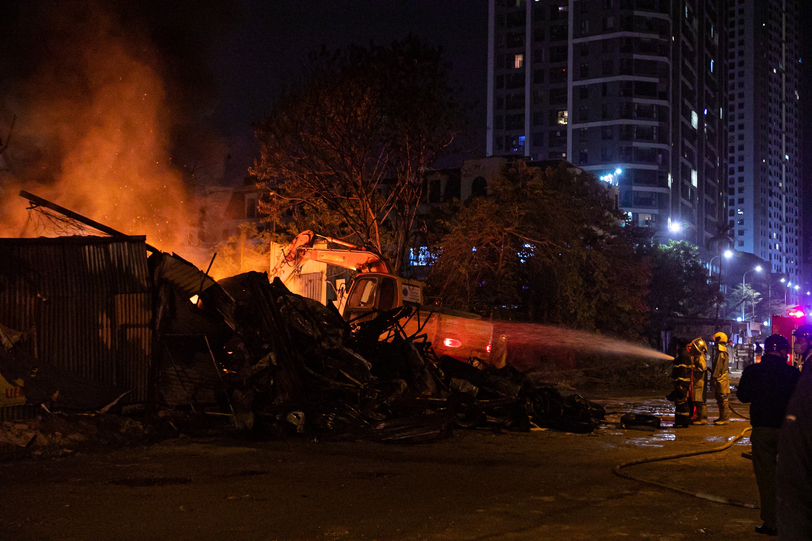 Xuong lop rong hang tram m2 chay ngun ngut trong dem o Ha Noi hinh anh
