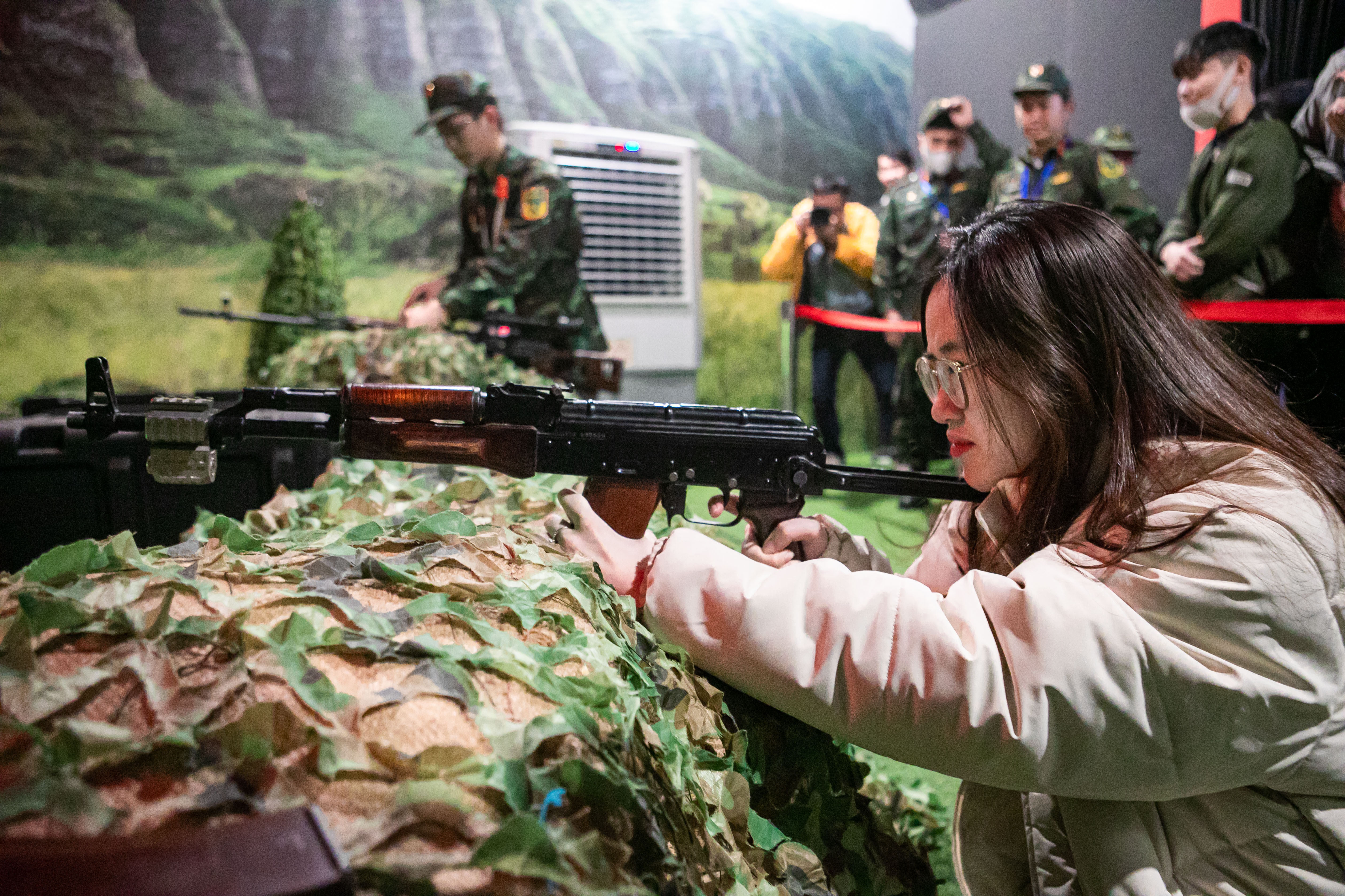 Thu tai ban sung tai Trien lam Quoc phong hinh anh