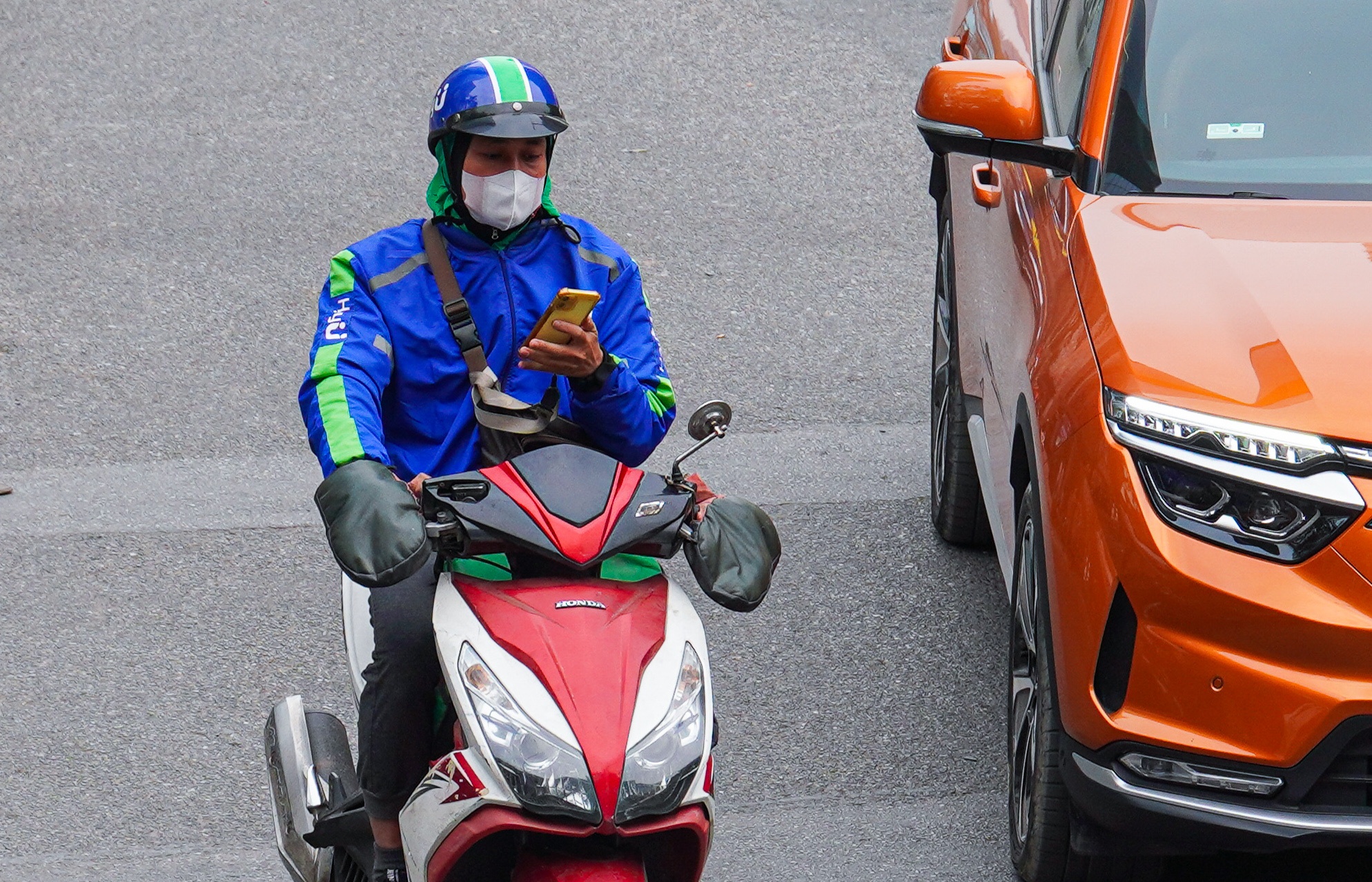 Tai xe dan mat vao dien thoai du doi mat muc phat toi 14 trieu dong hinh anh