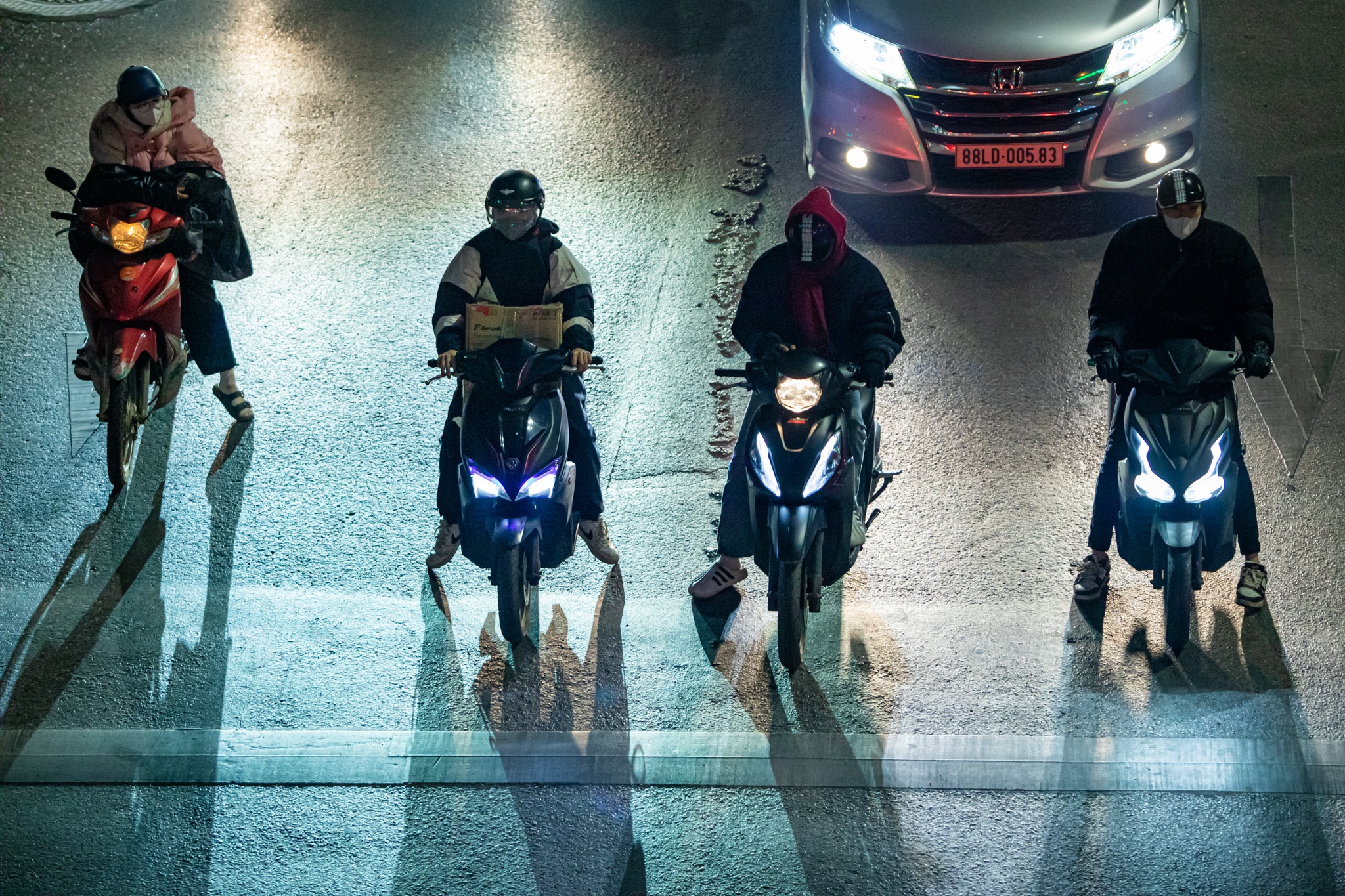 Tai xe ngay ngan dung den do luc 1h sang hinh anh