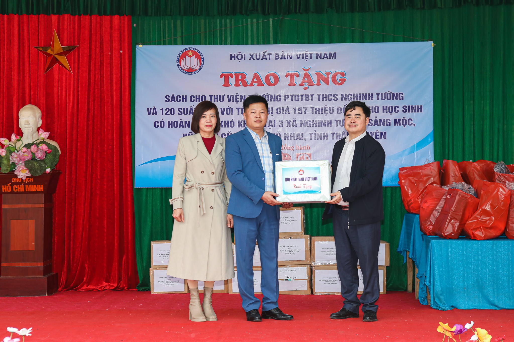 trao qua hoc sinh ngheo anh 3