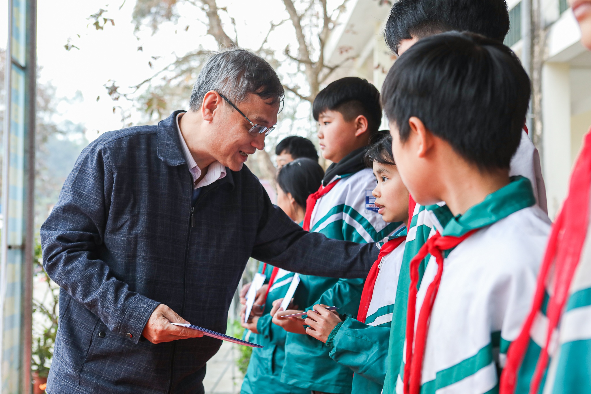 trao quà học sinh nghèo ảnh 6 trao qua hoc sinh ngheo anh 6