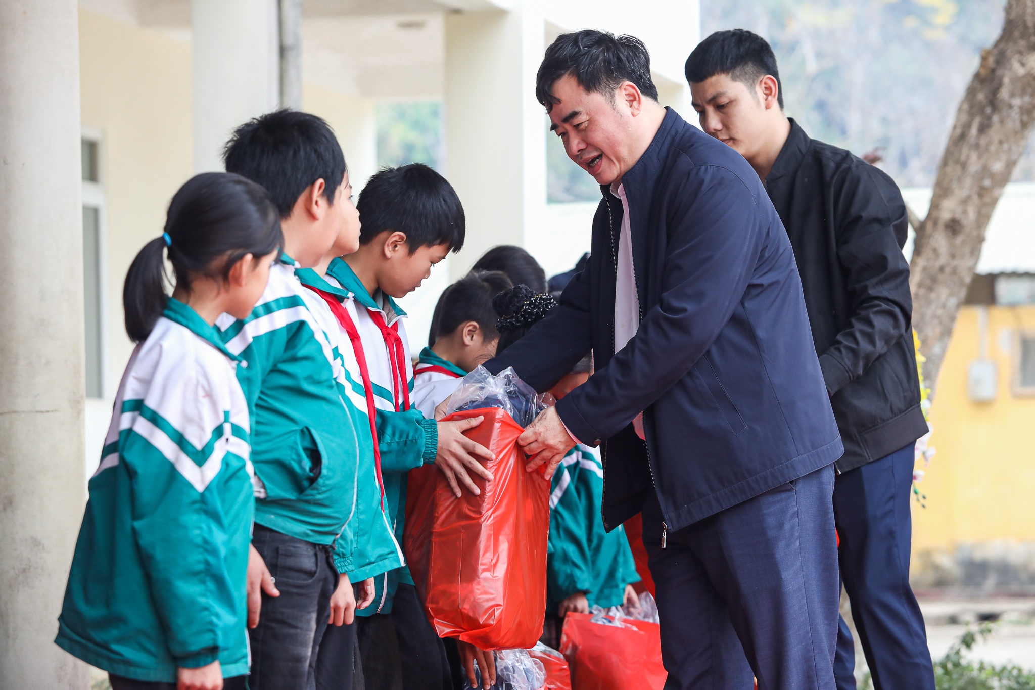 Hoi Xuat ban trao qua 'Xuan yeu thuong' toi hoc sinh kho khan hinh anh