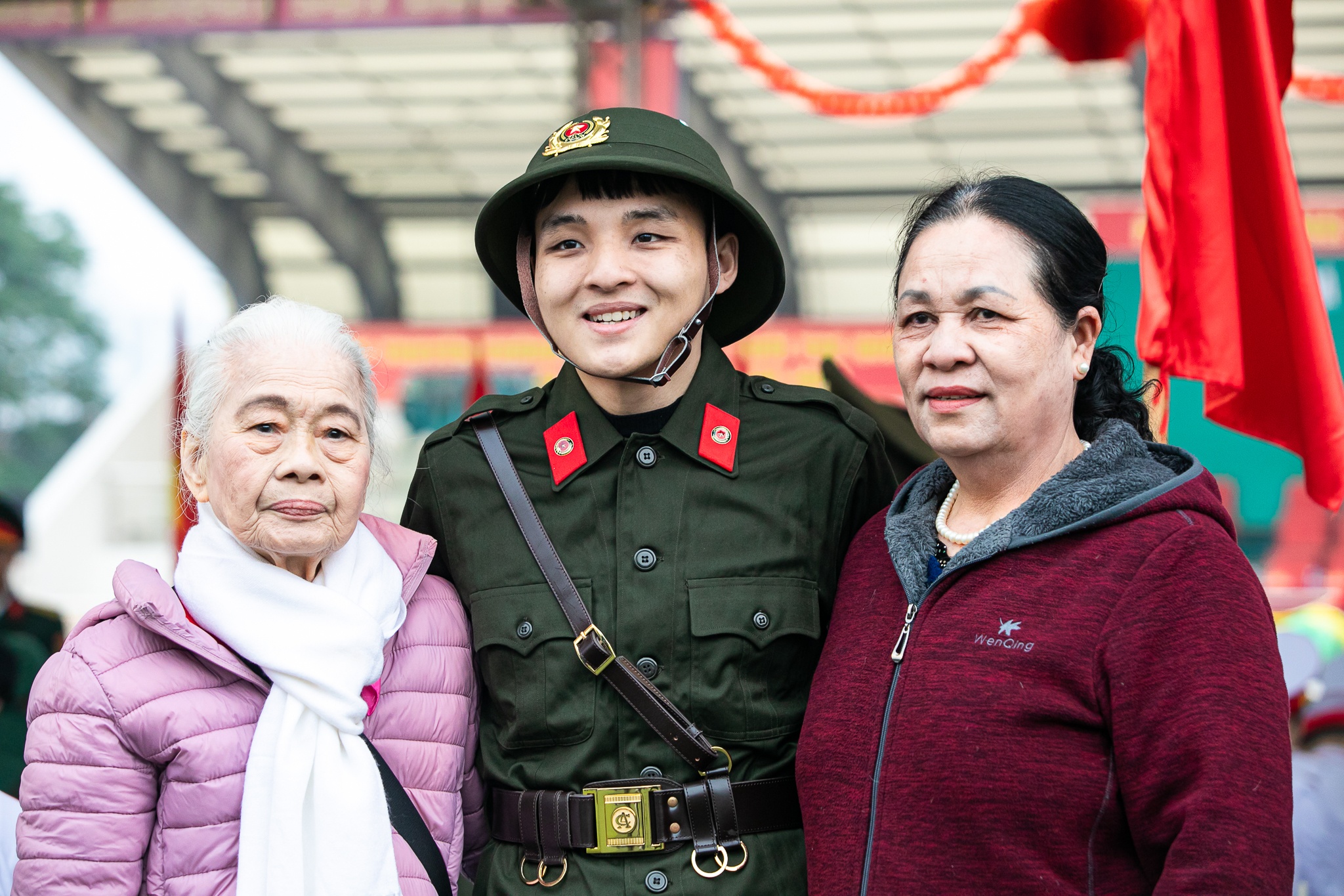 Ha Noi giao nhan quan anh 10