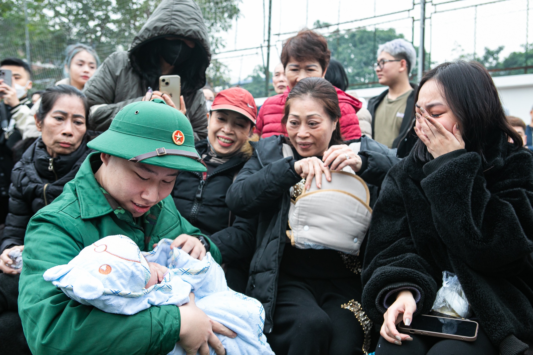 Ha Noi giao nhan quan anh 9