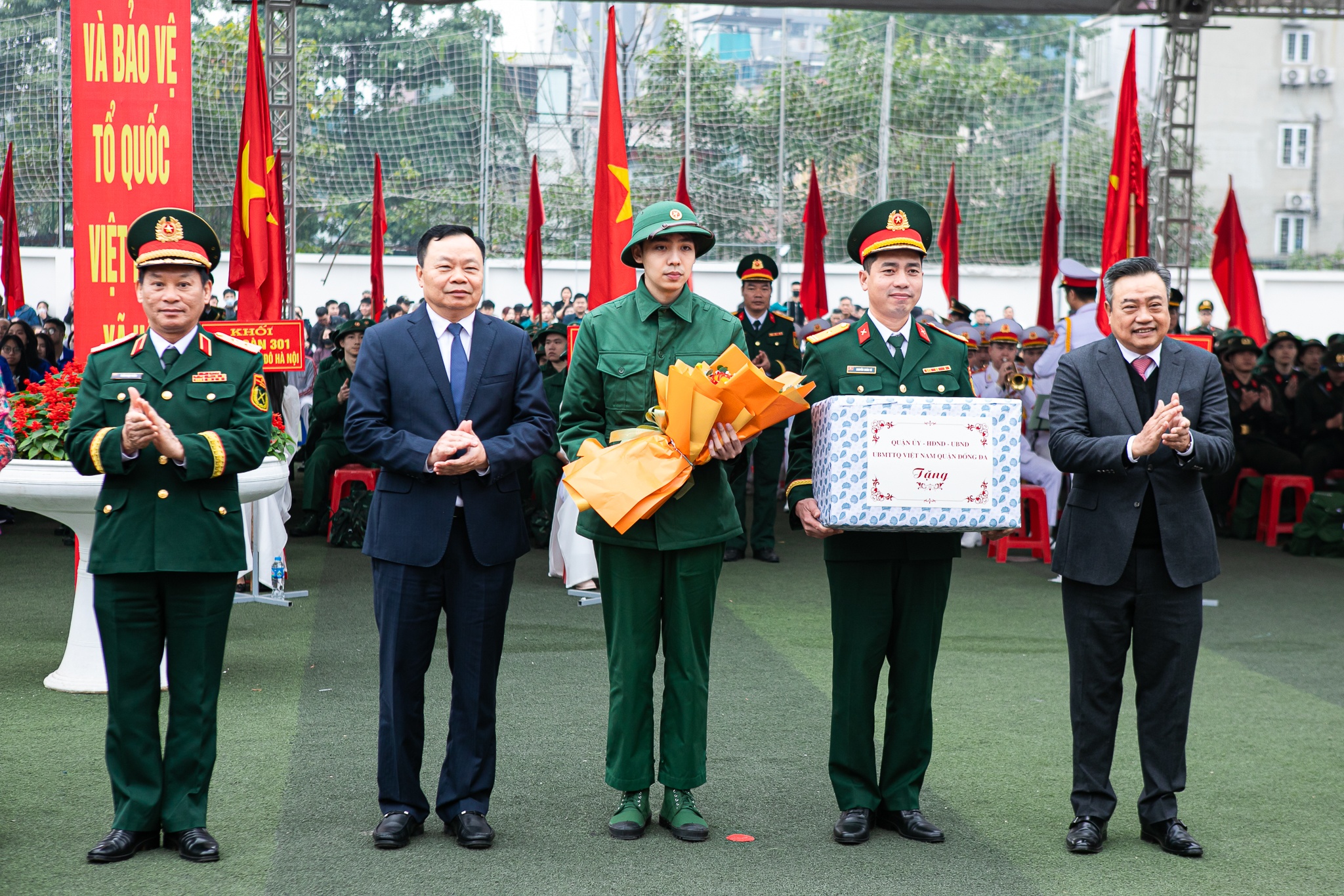 Ha Noi giao nhan quan anh 13