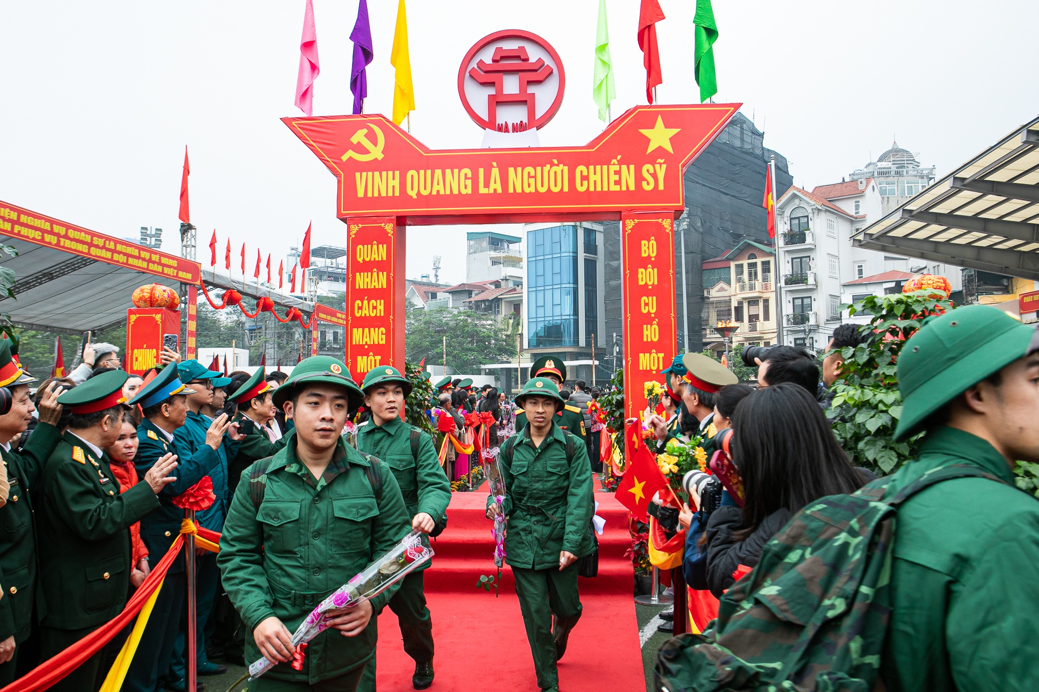 Ha Noi giao nhan quan anh 14