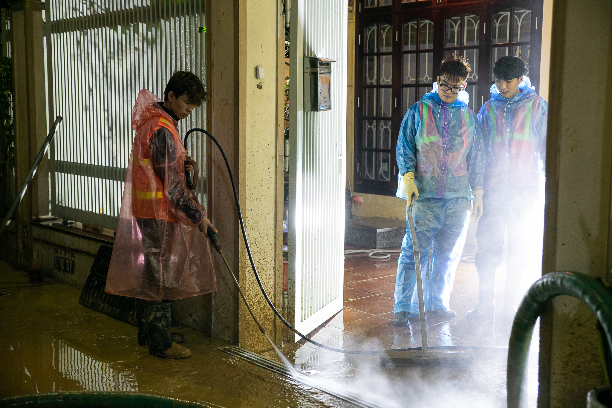 Don dep bun dat trao kin ngo toi toi muon o Ha Noi hinh anh